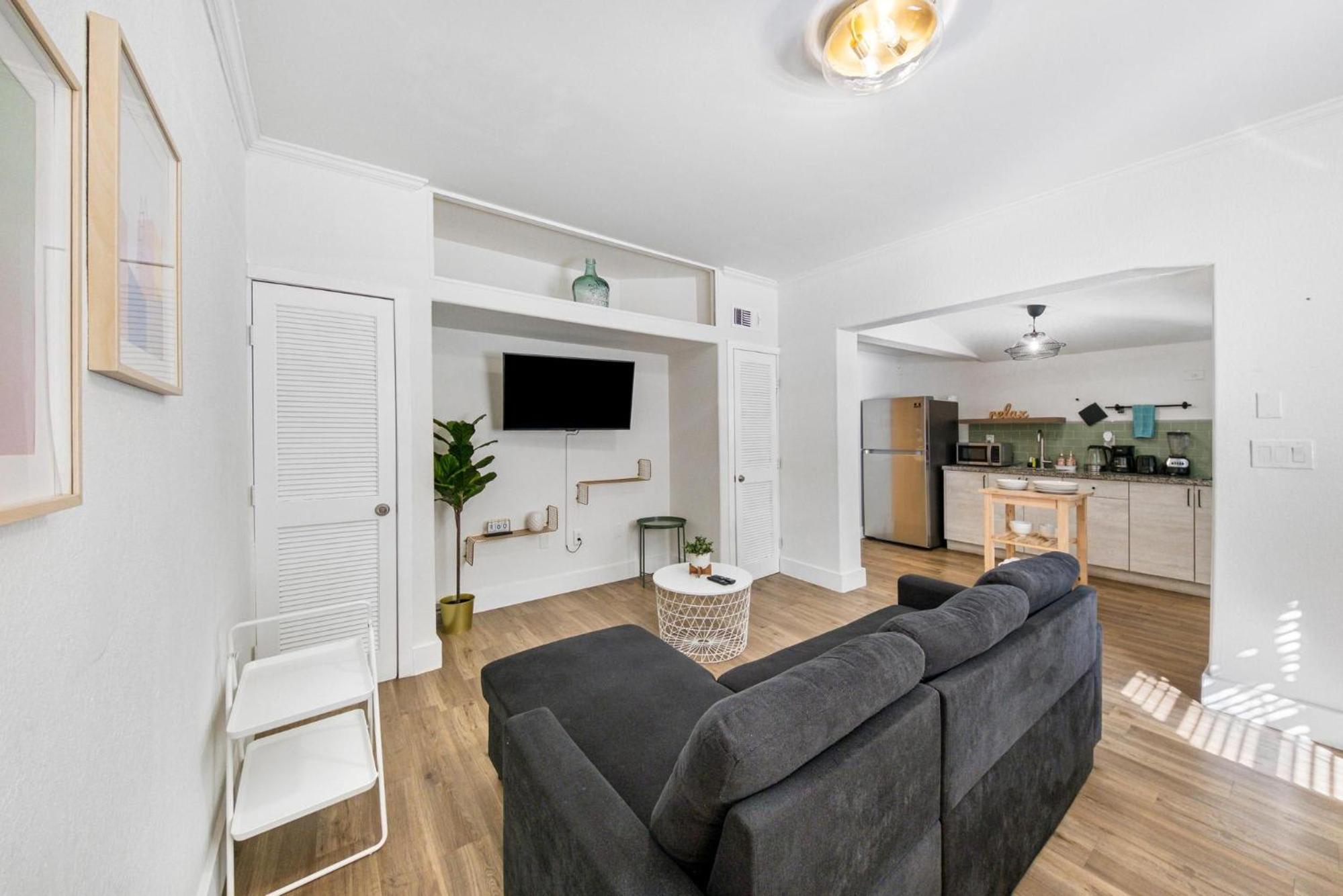 Steps from Ocean Art Deco 1BR & Free Parking