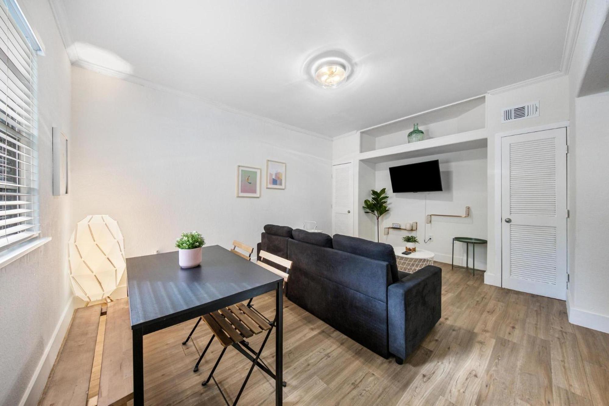 Steps from Ocean Art Deco 1BR & Free Parking