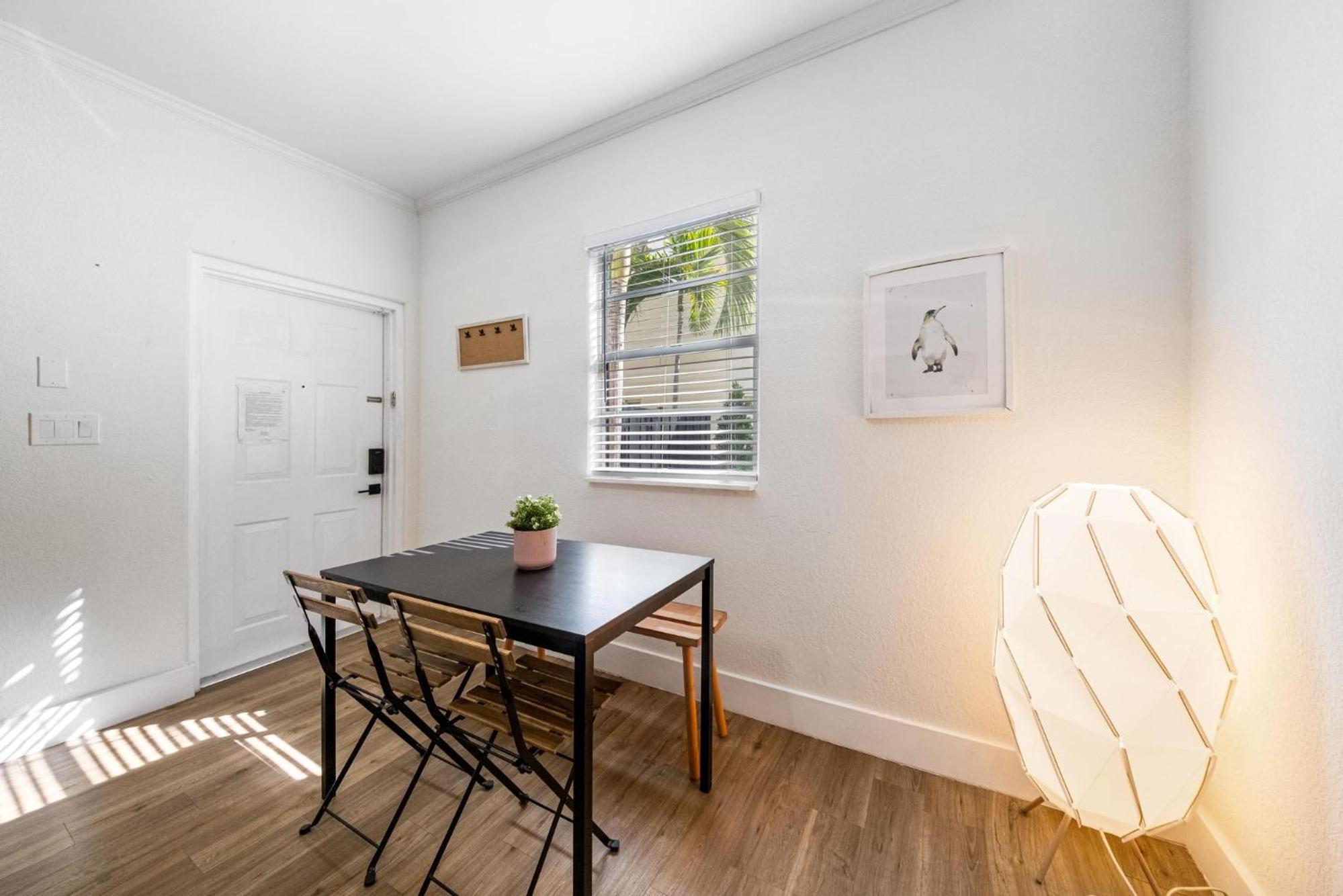 Steps from Ocean Art Deco 1BR & Free Parking