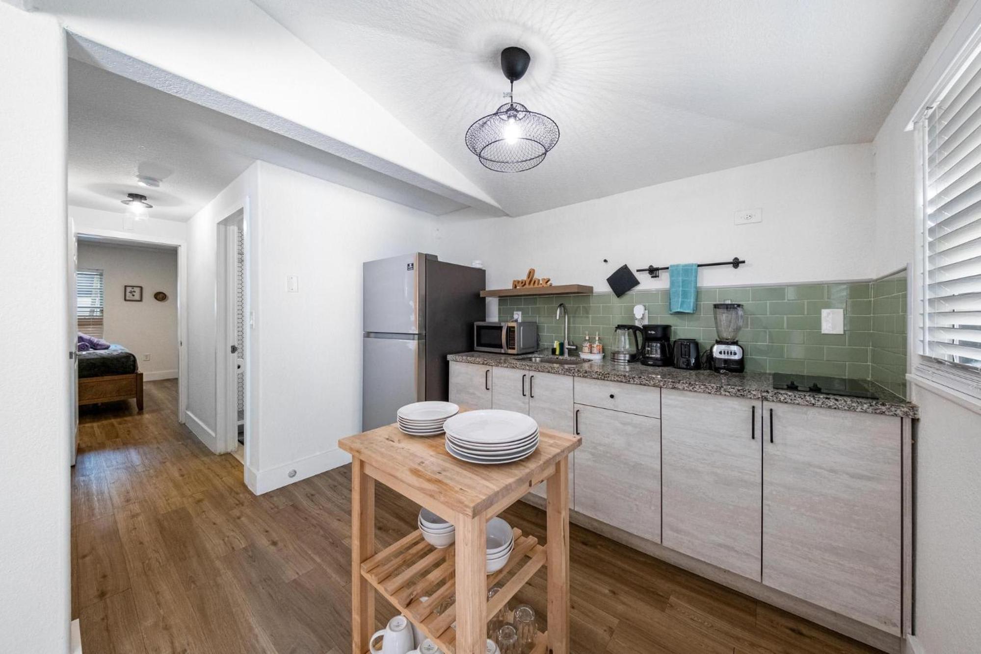 Steps from Ocean Art Deco 1BR & Free Parking