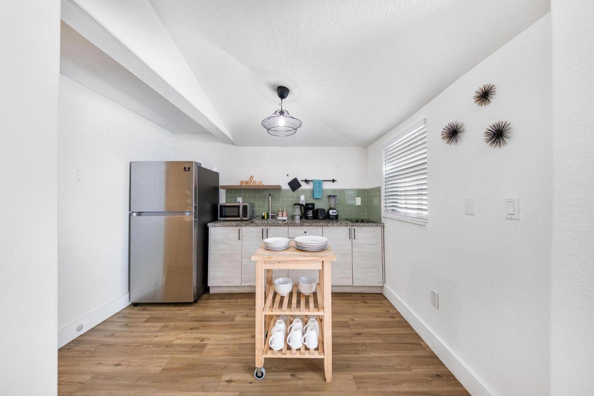 Steps from Ocean Art Deco 1BR & Free Parking