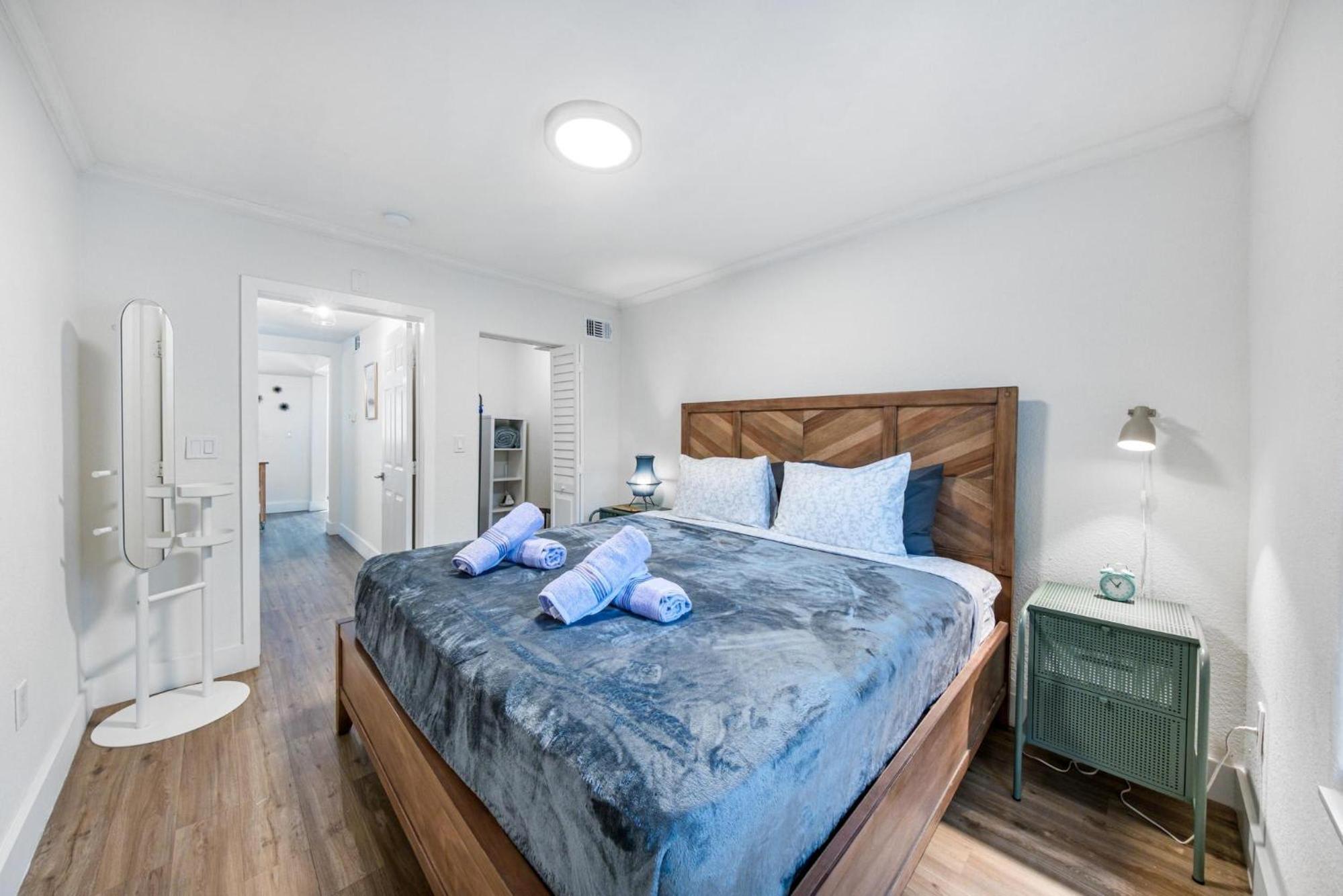 Steps from Ocean Art Deco 1BR & Free Parking