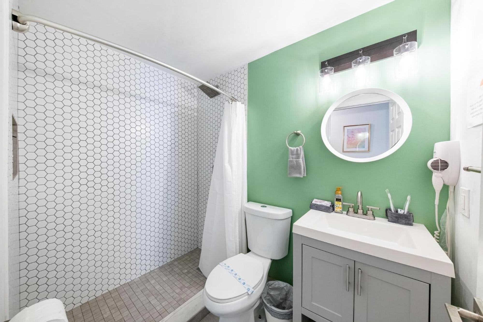 Steps from Ocean Art Deco 1BR & Free Parking