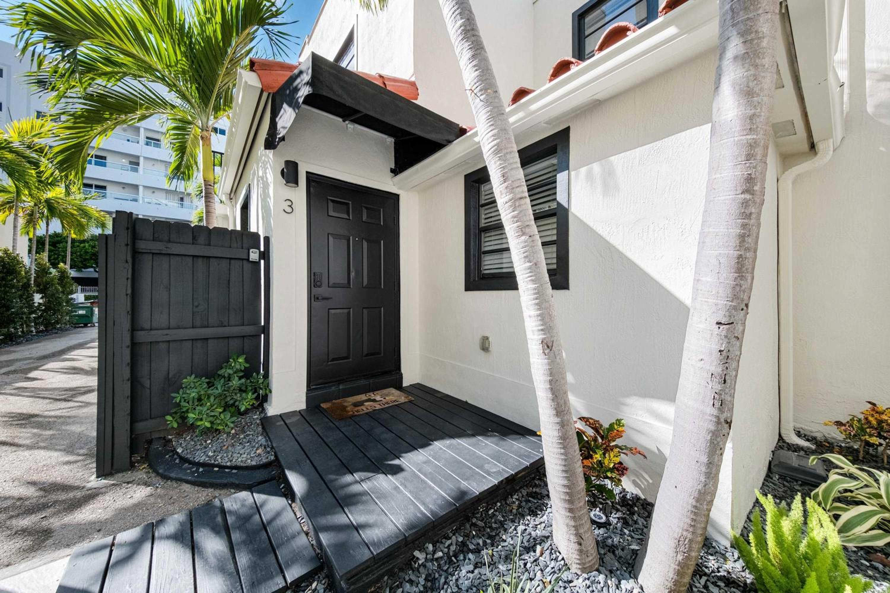 Steps from Ocean Art Deco 1BR & Free Parking