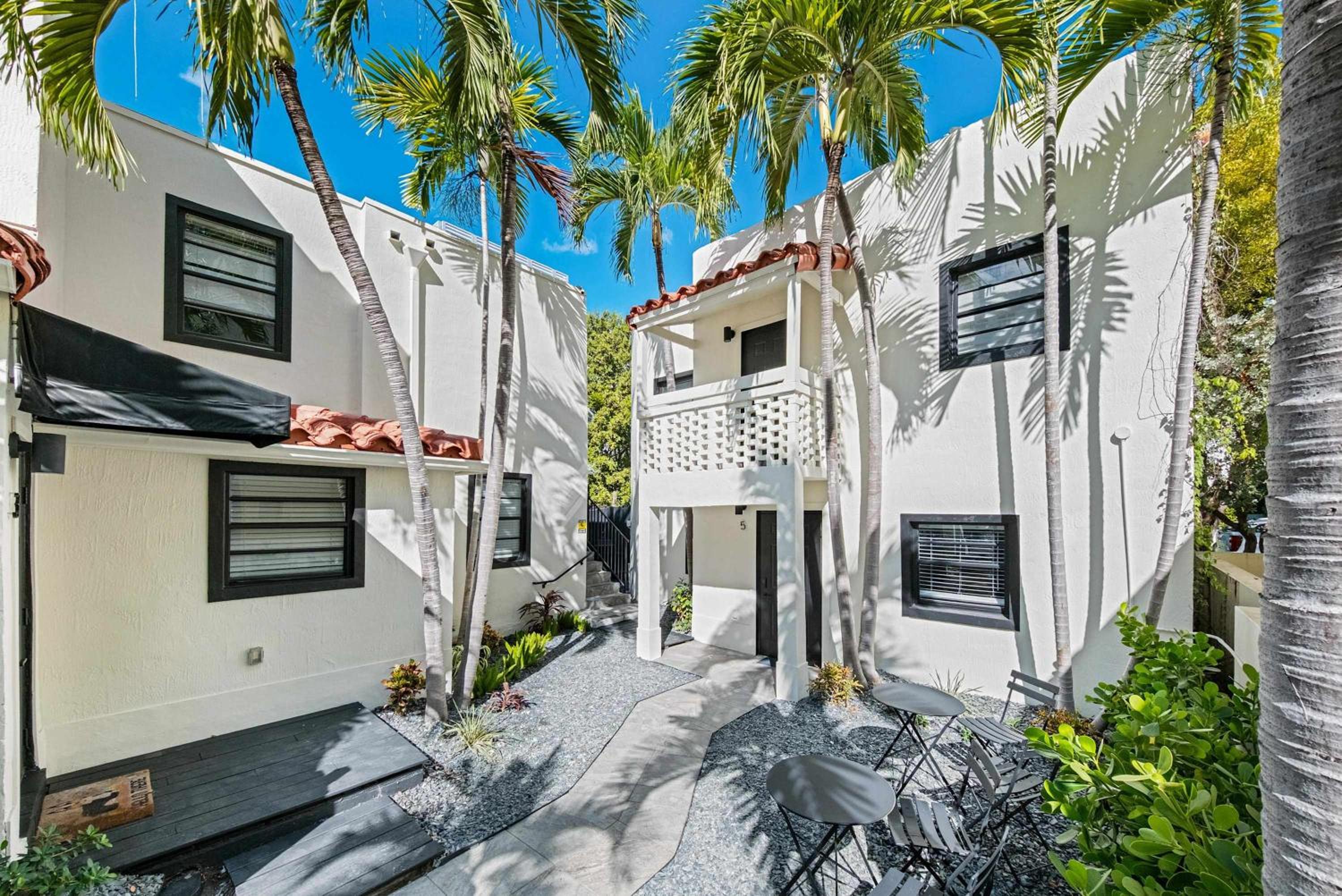Steps from Ocean Art Deco 1BR & Free Parking