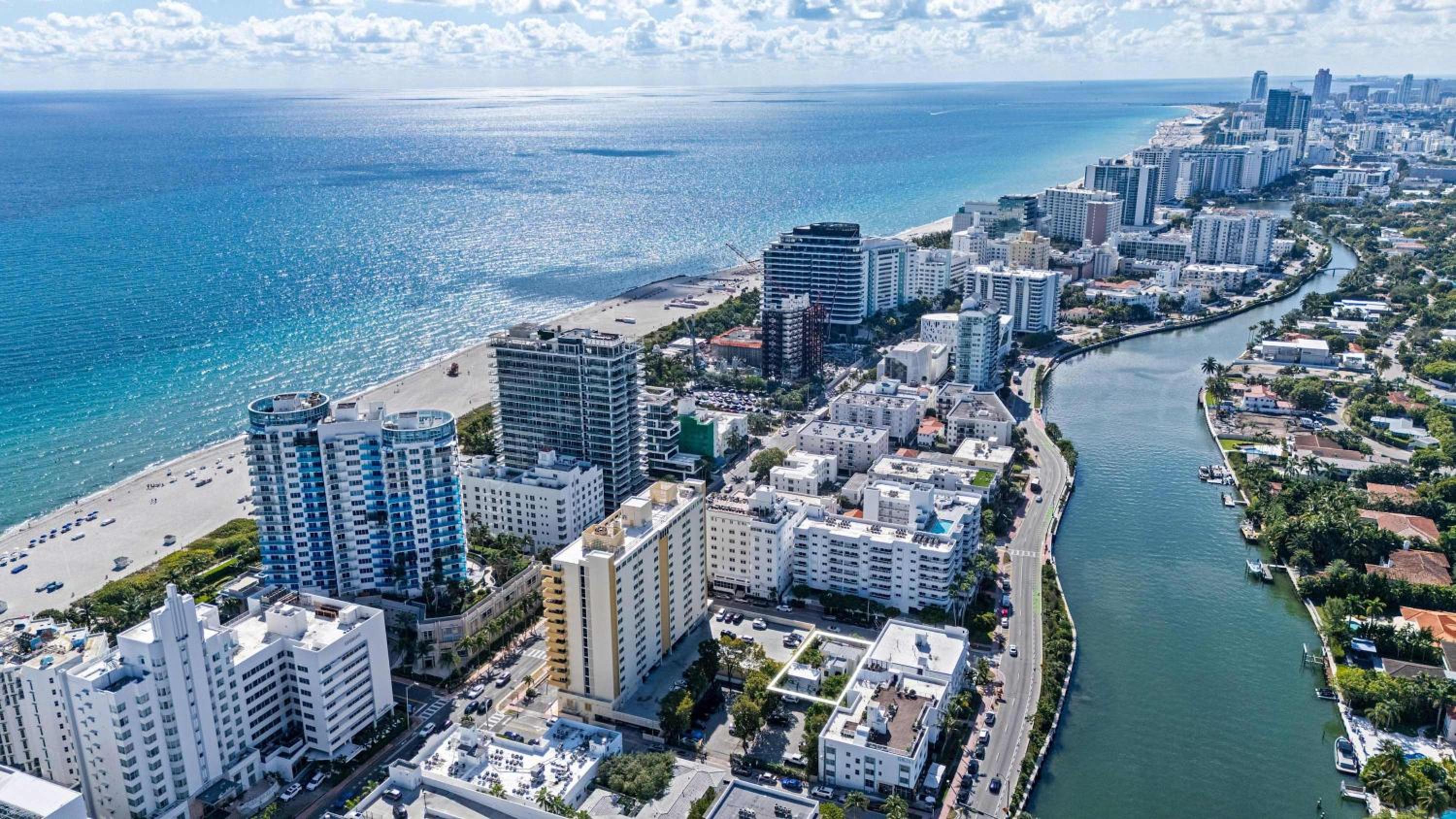 Steps from Ocean Art Deco 1BR & Free Parking