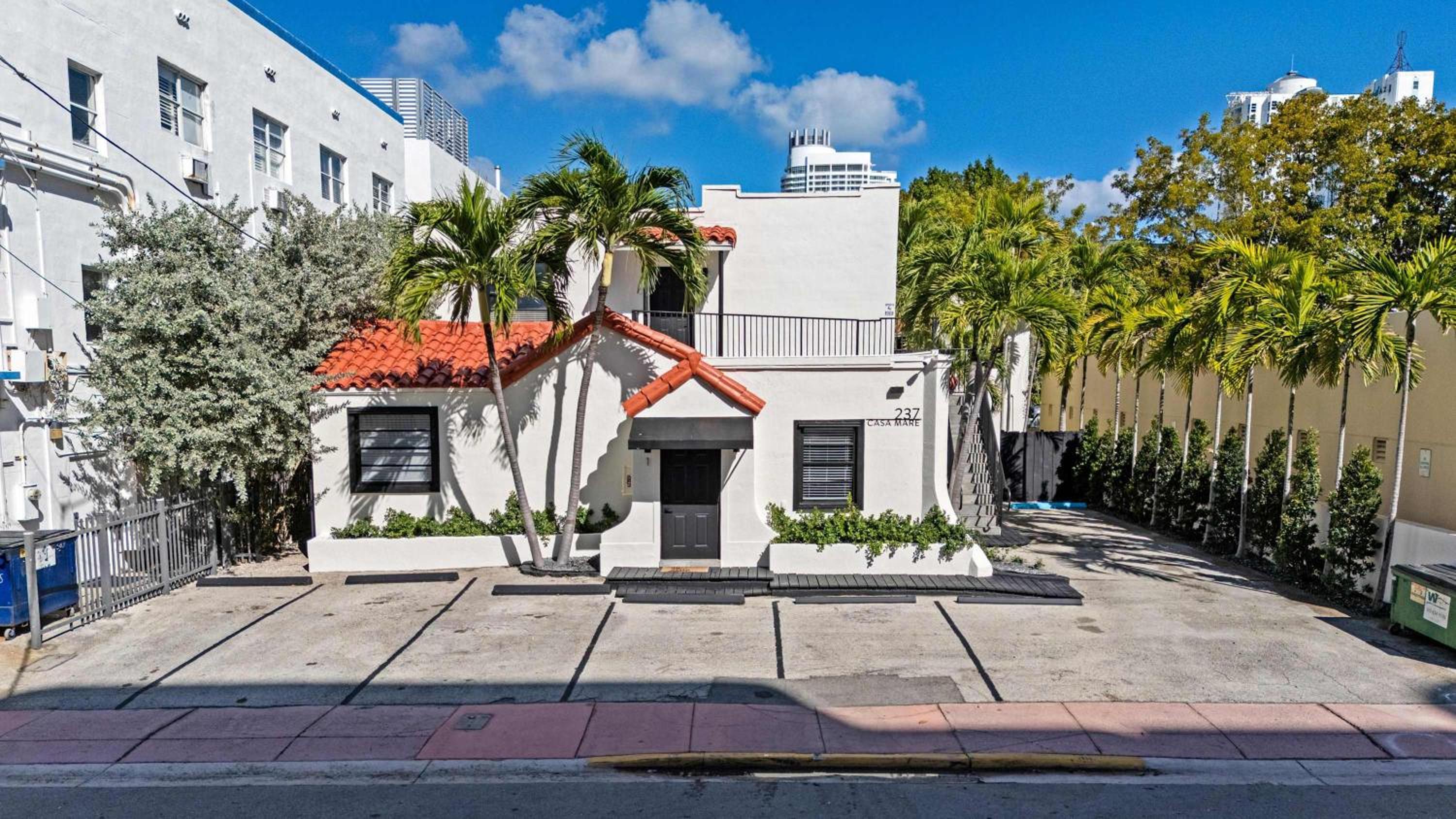 Authentic Art Deco Steps to Beach & Free Parking