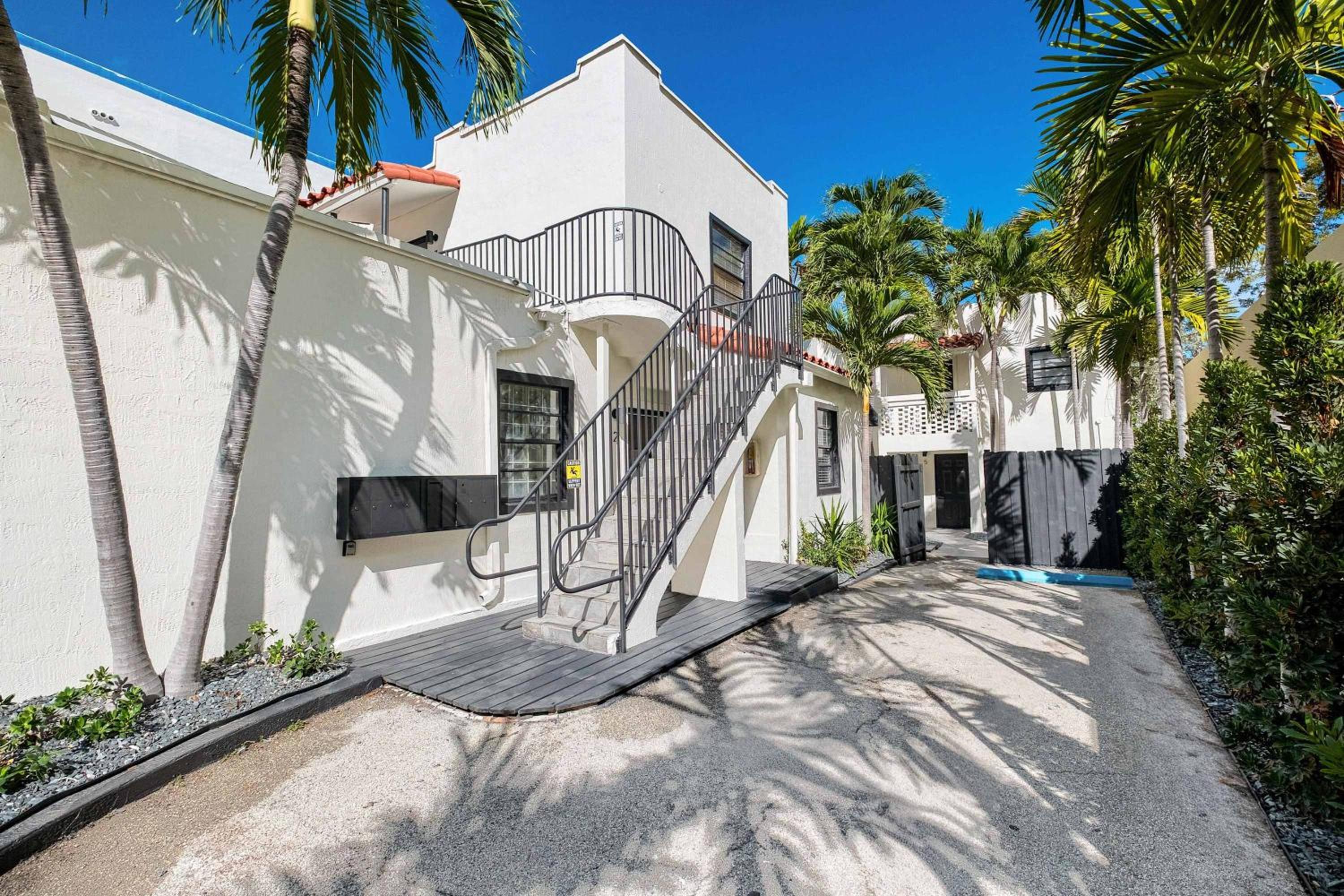 Authentic Art Deco Steps to Beach & Free Parking