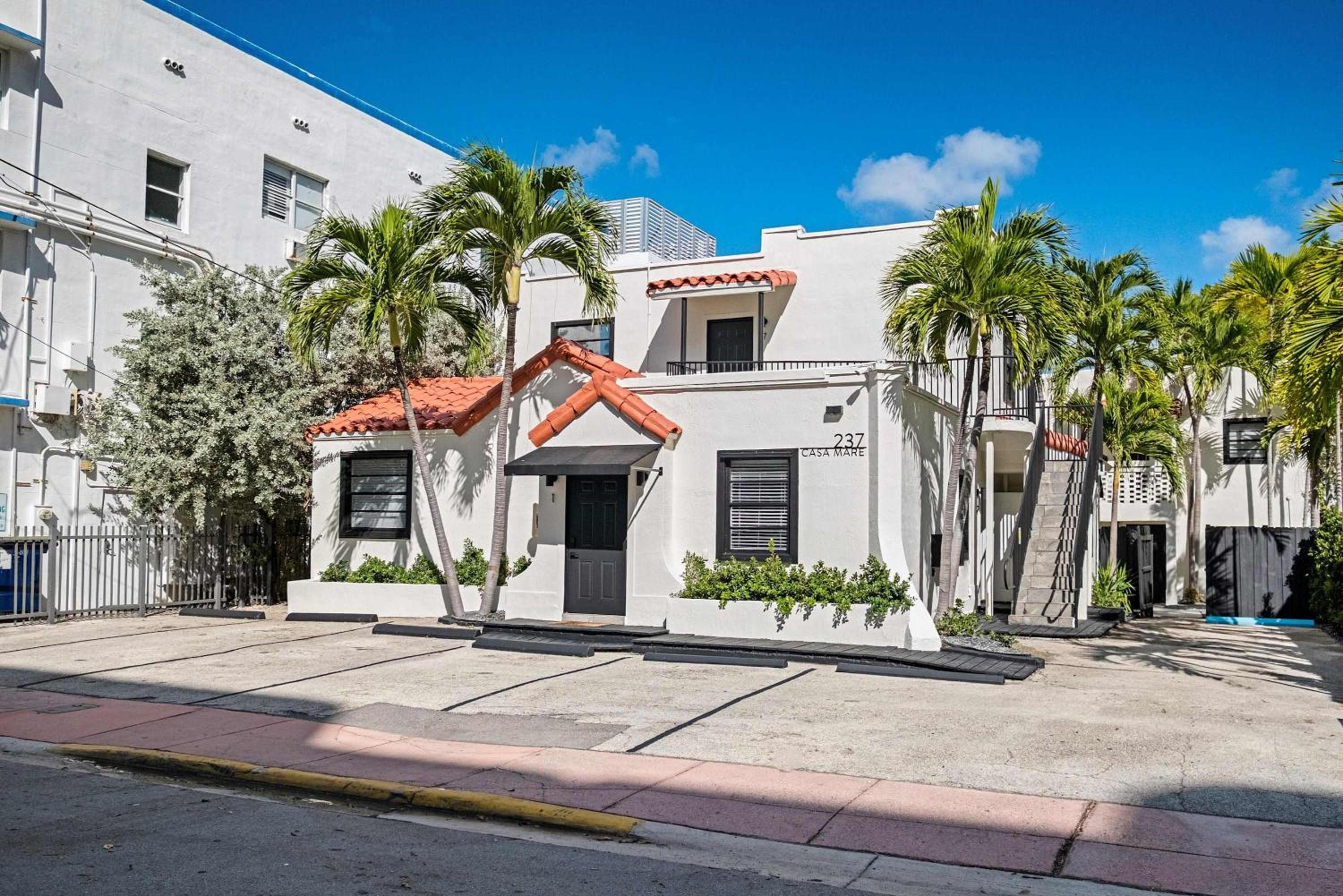 Authentic Art Deco Steps to Beach & Free Parking