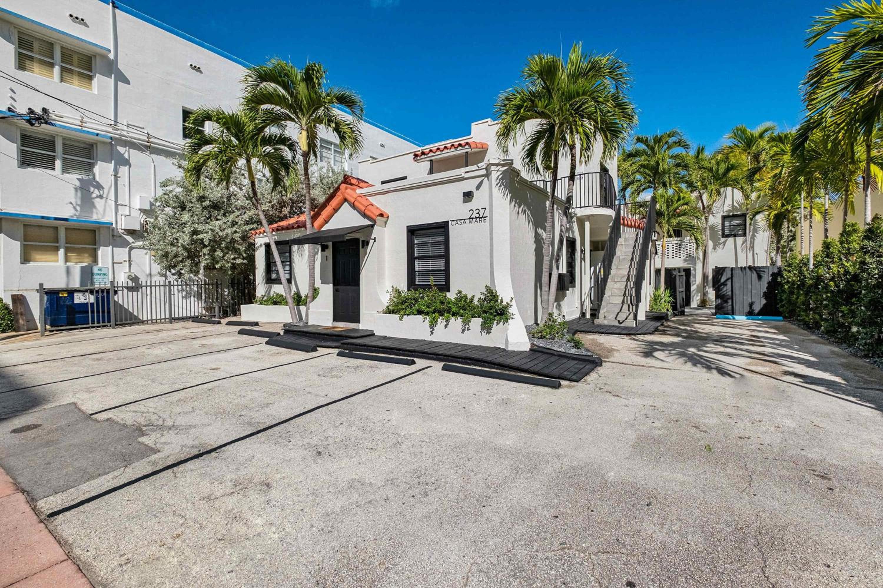 Authentic Art Deco Steps to Beach & Free Parking