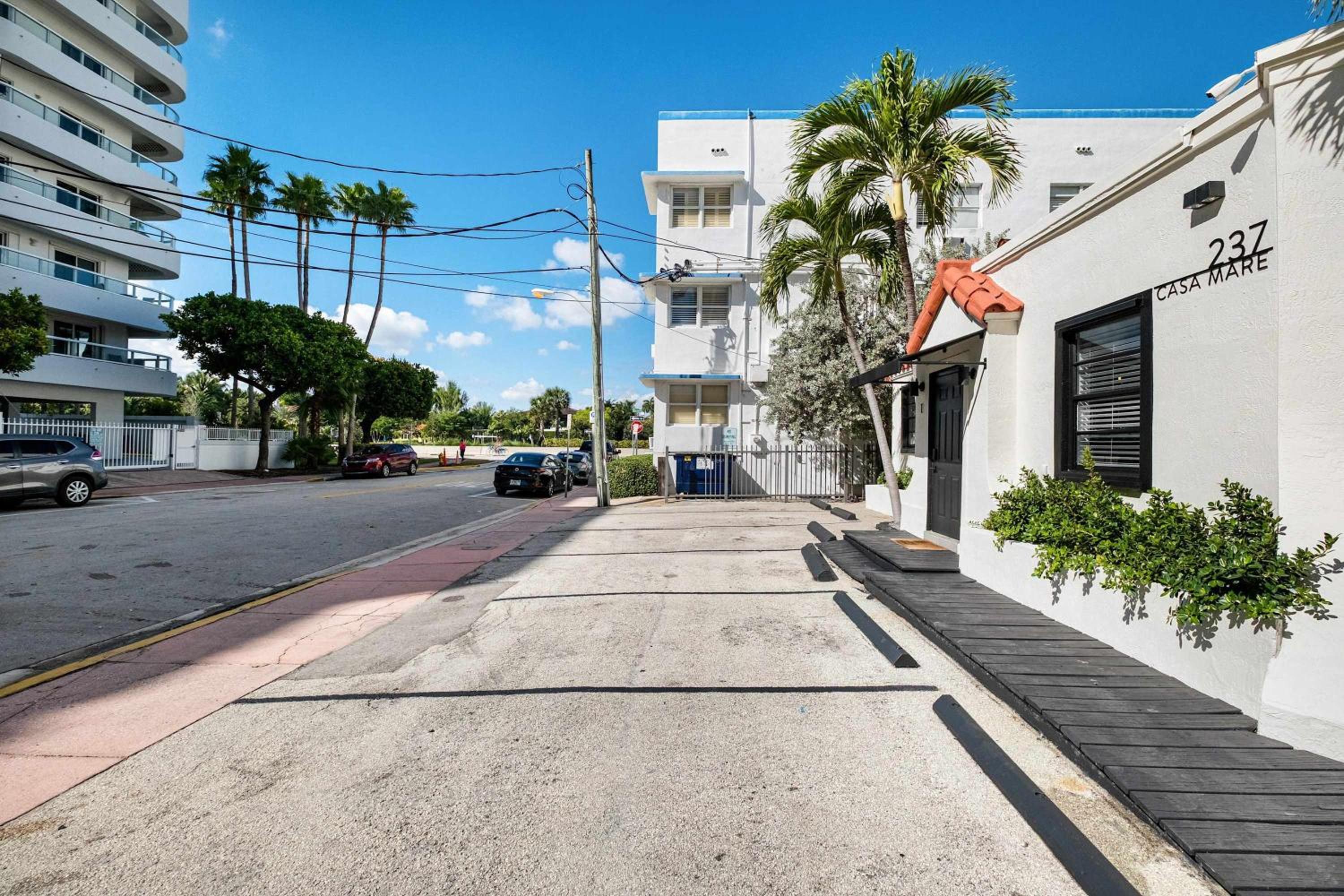 Authentic Art Deco Steps to Beach & Free Parking