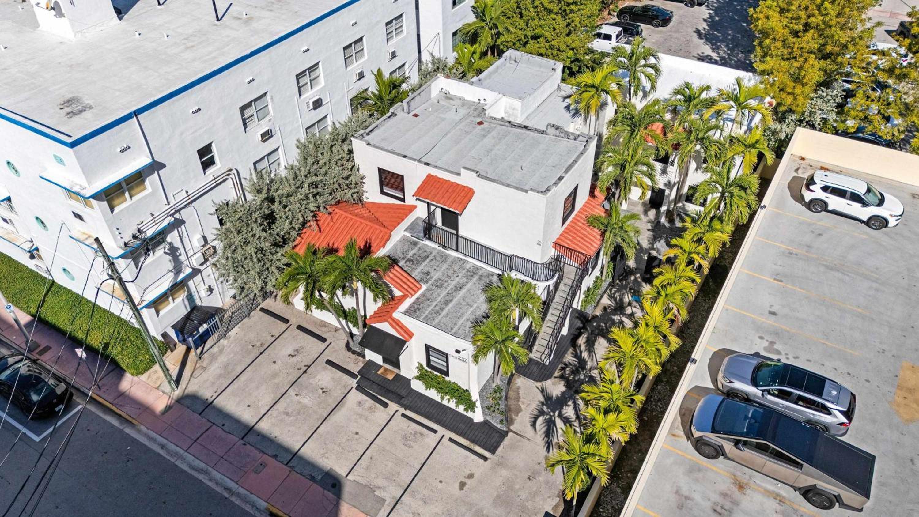 Authentic Art Deco Steps to Beach & Free Parking