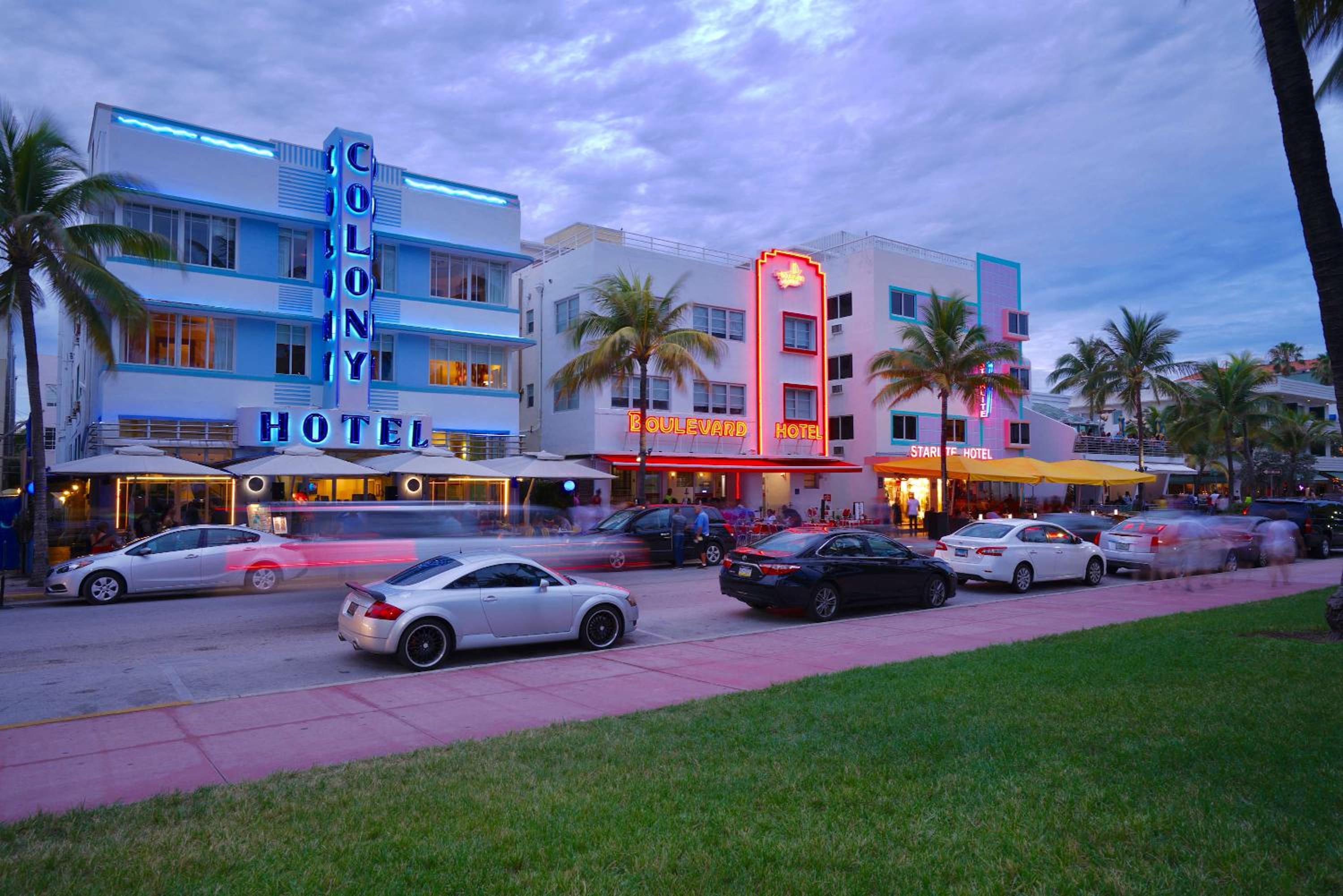 Authentic Art Deco Steps to Beach & Free Parking