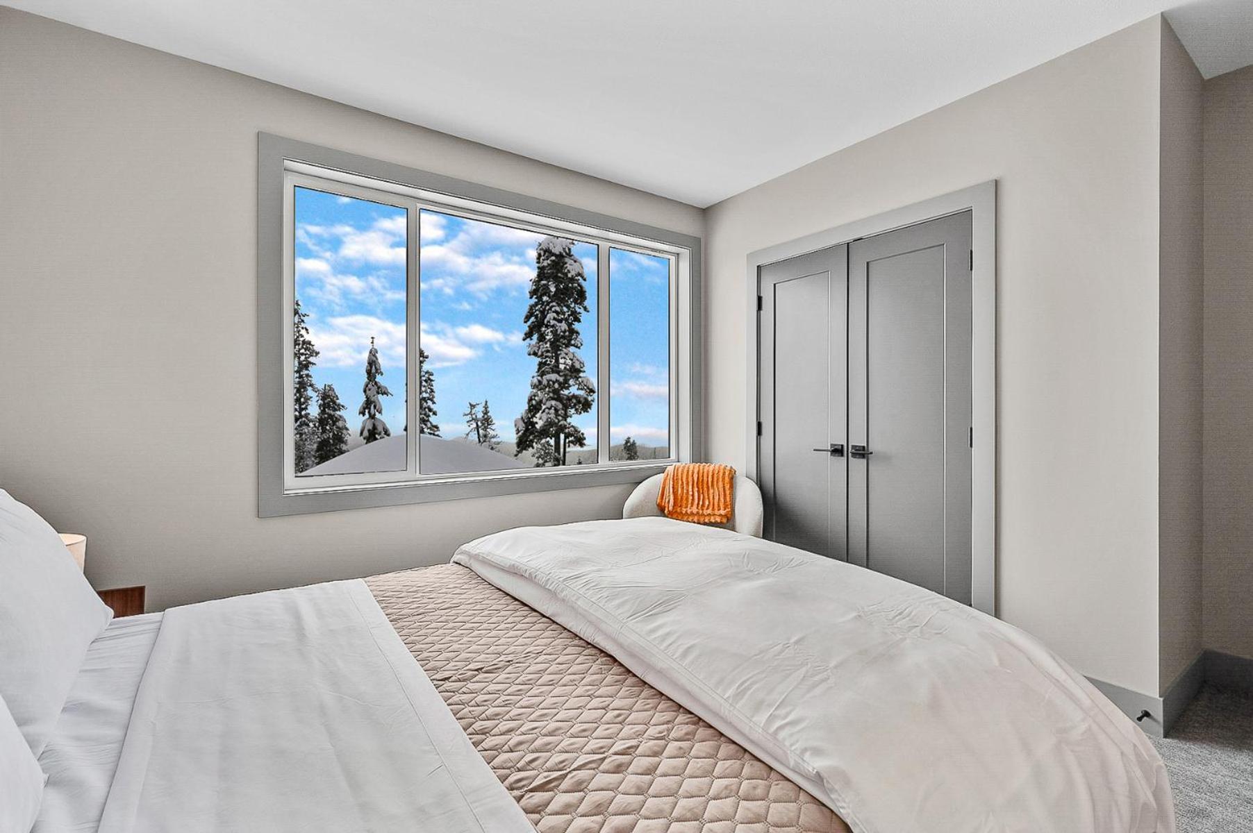Western Star Chalet Ski in out and Amazing Mtn View