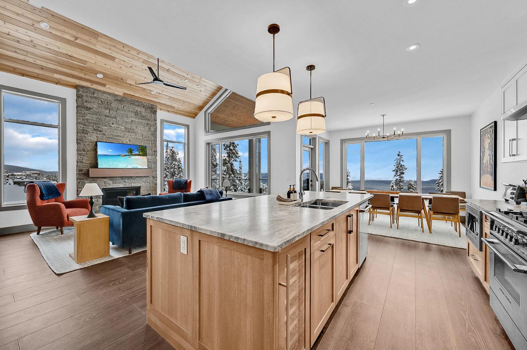 Western Star Chalet Ski in out and Amazing Mtn View