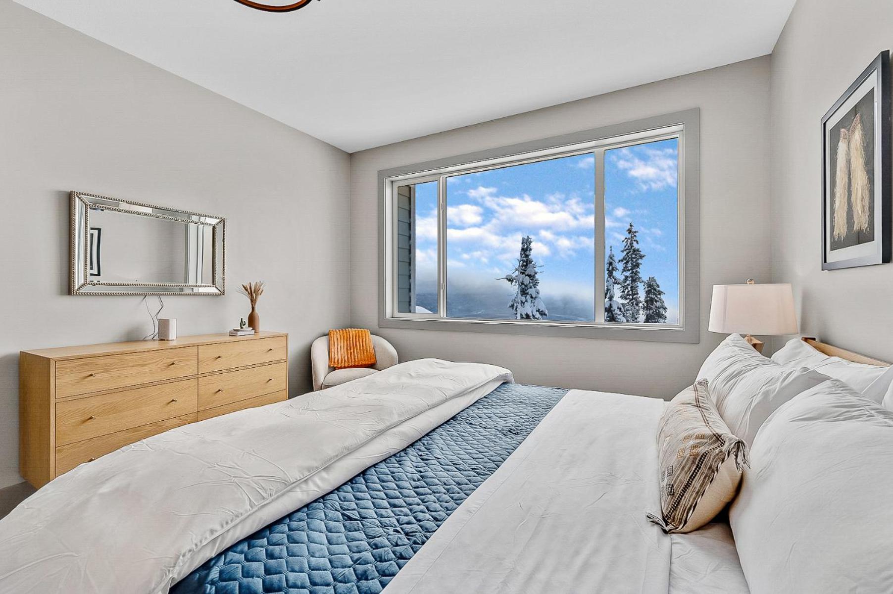 Western Star Chalet Ski in out and Amazing Mtn View