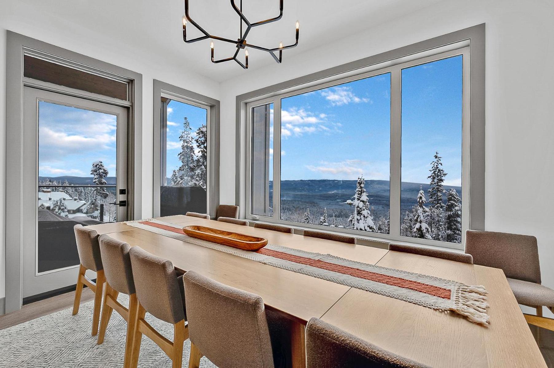 Western Star Chalet Ski in out and Amazing Mtn View