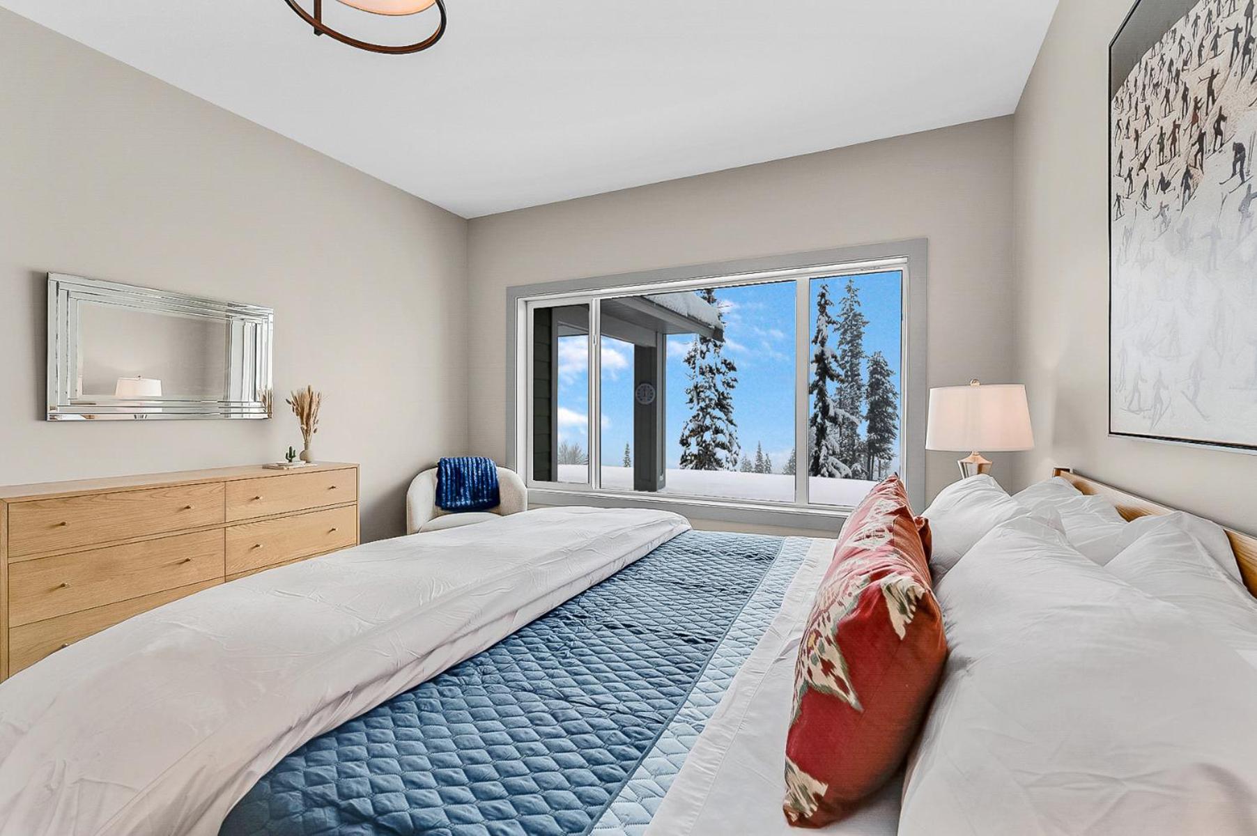 Western Star Chalet Ski in out and Amazing Mtn View