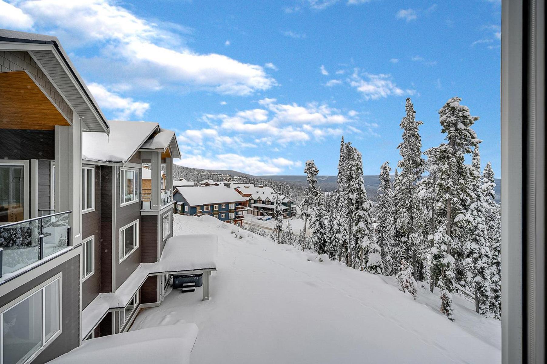 Western Star Chalet Ski in out and Amazing Mtn View