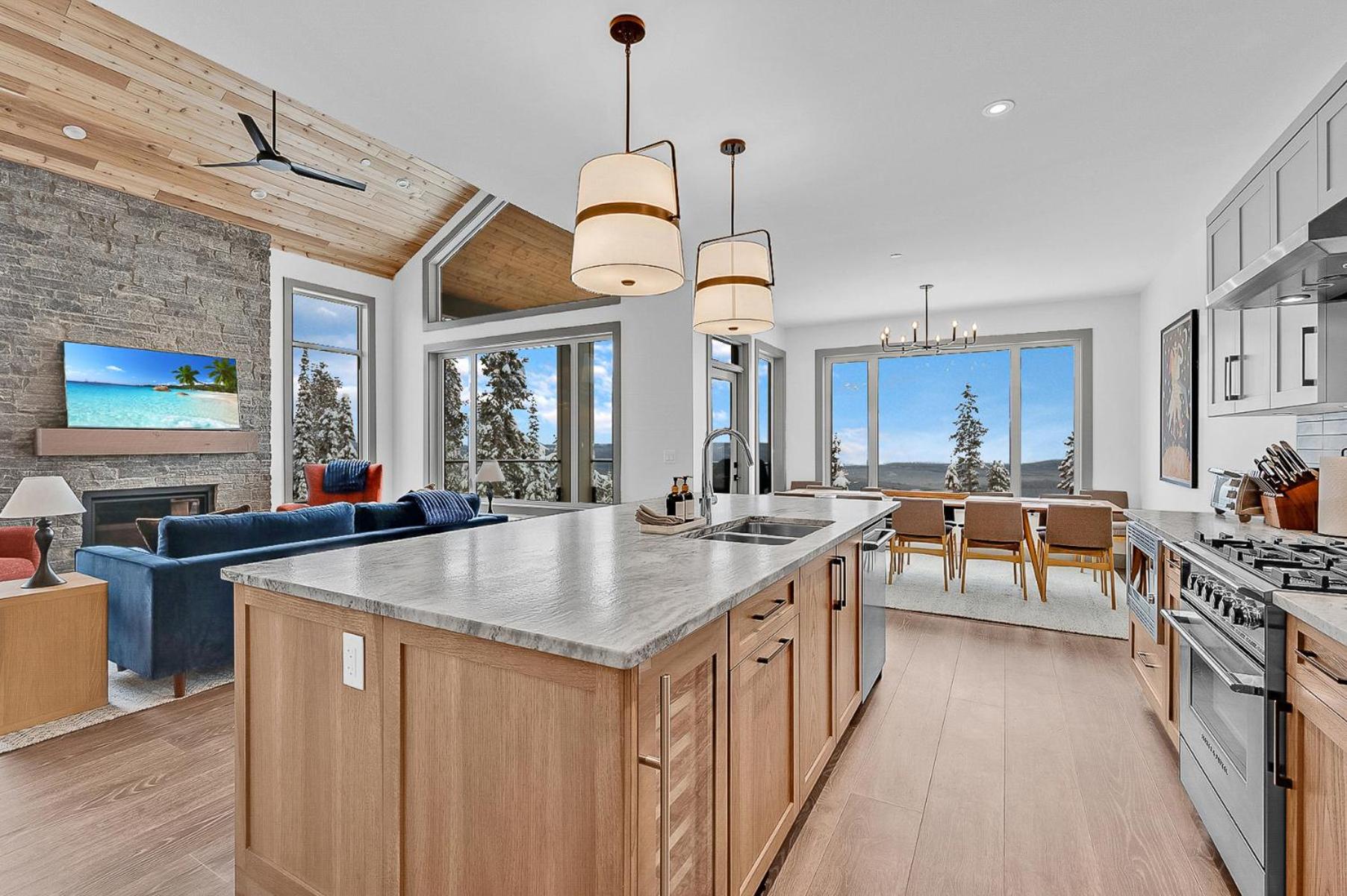 Western Star Chalet Ski in out and Amazing Mtn View