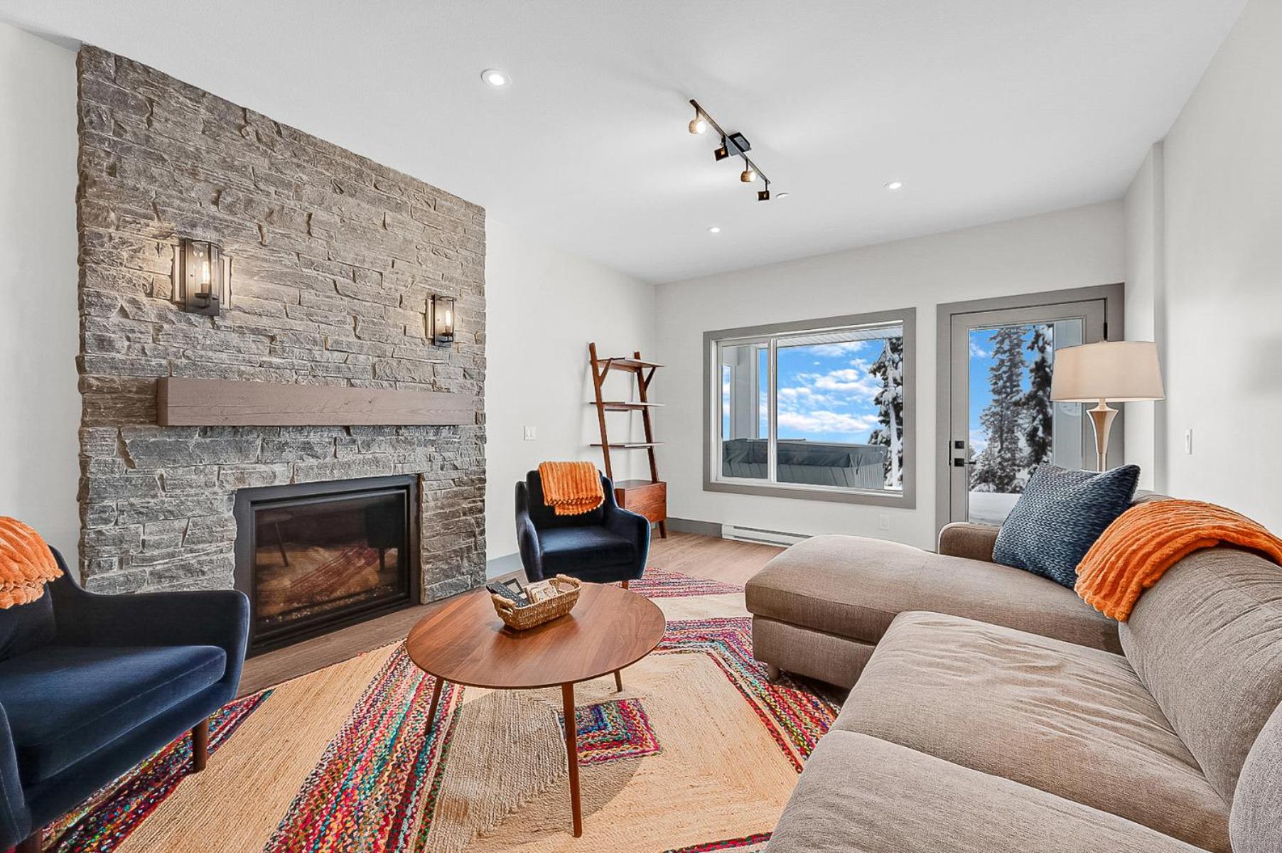 Western Star Chalet Ski in out and Amazing Mtn View