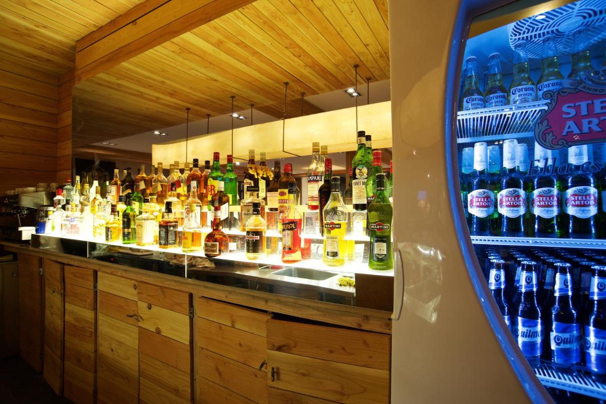 bar
