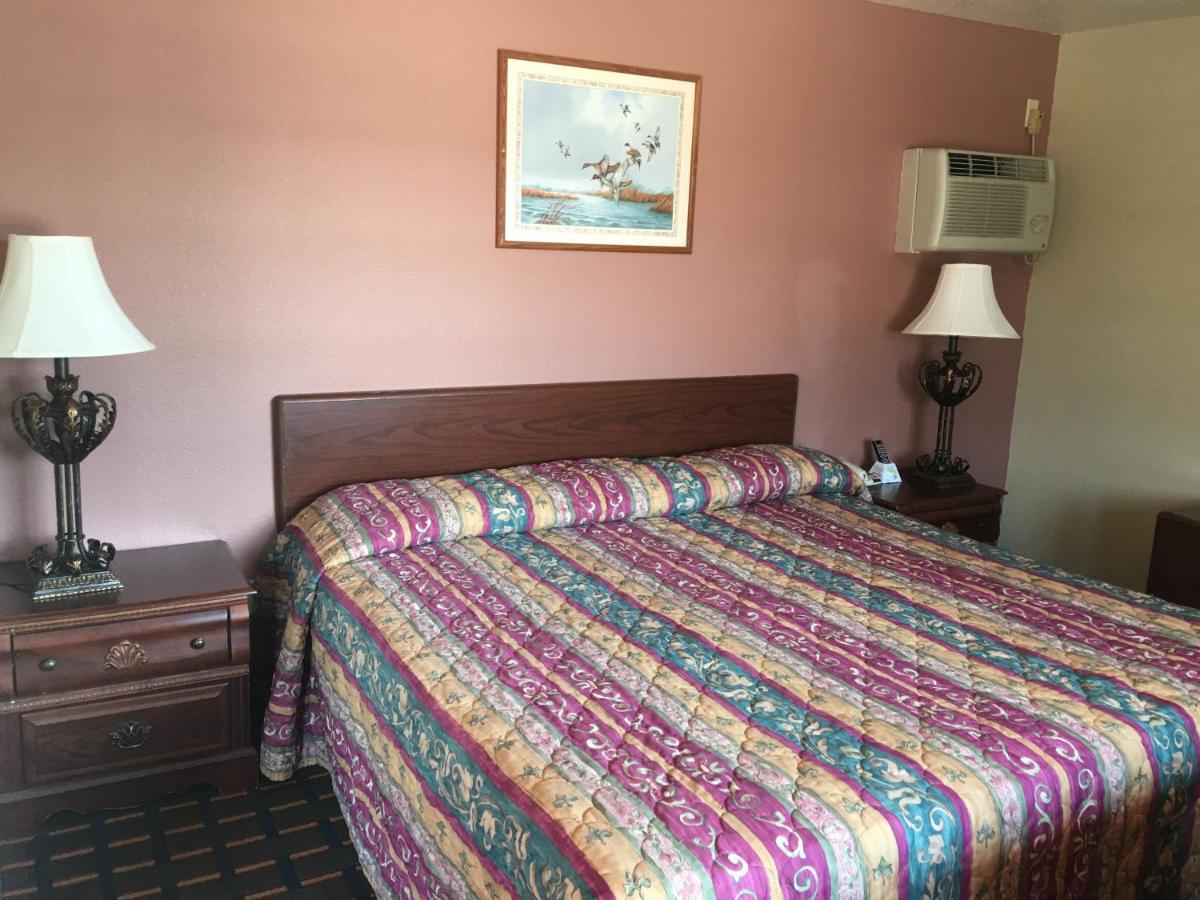 Marianna Vacations - Best Value Inn Motel Sandusky - Property Image 29