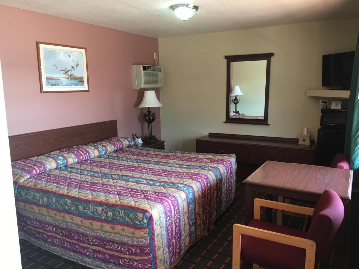 Marianna Vacations - Best Value Inn Motel Sandusky - Property Image 28