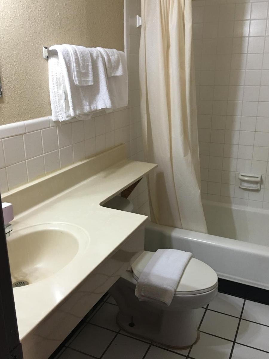 Marianna Vacations - Best Value Inn Motel Sandusky - Property Image 17