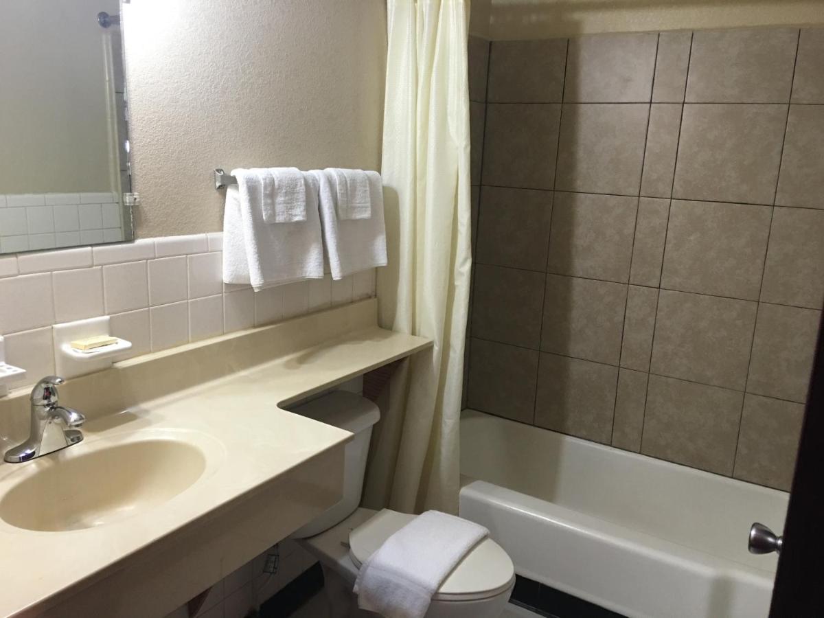 Marianna Vacations - Best Value Inn Motel Sandusky - Property Image 67