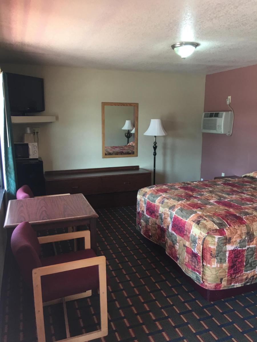 Marianna Vacations - Best Value Inn Motel Sandusky - Property Image 77