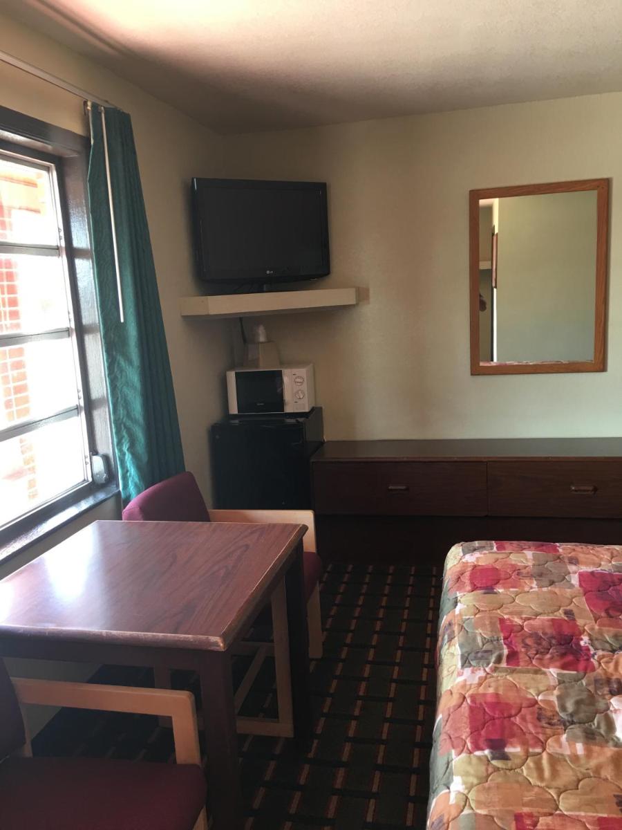 Marianna Vacations - Best Value Inn Motel Sandusky - Property Image 9