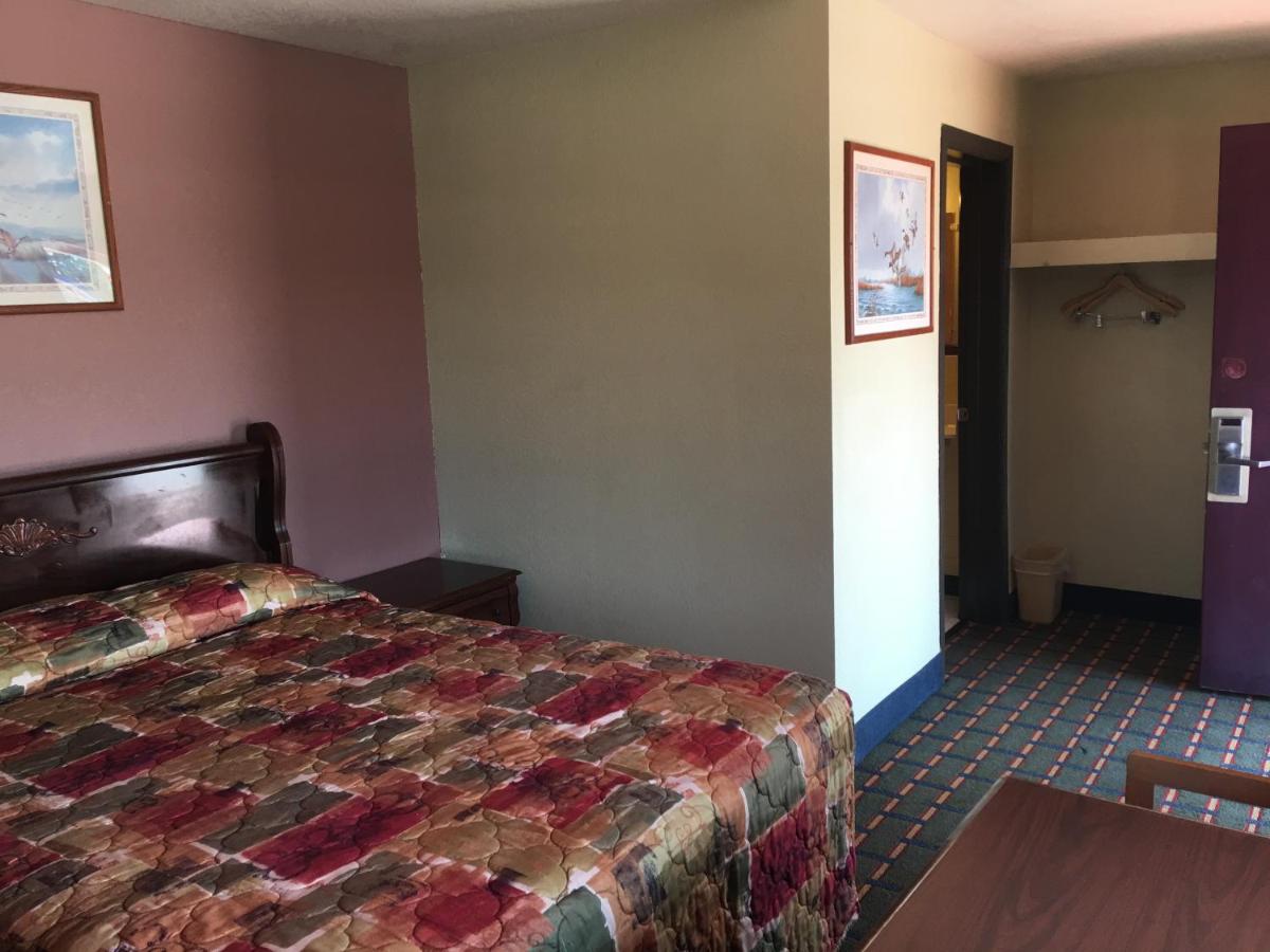 Marianna Vacations - Best Value Inn Motel Sandusky - Property Image 8