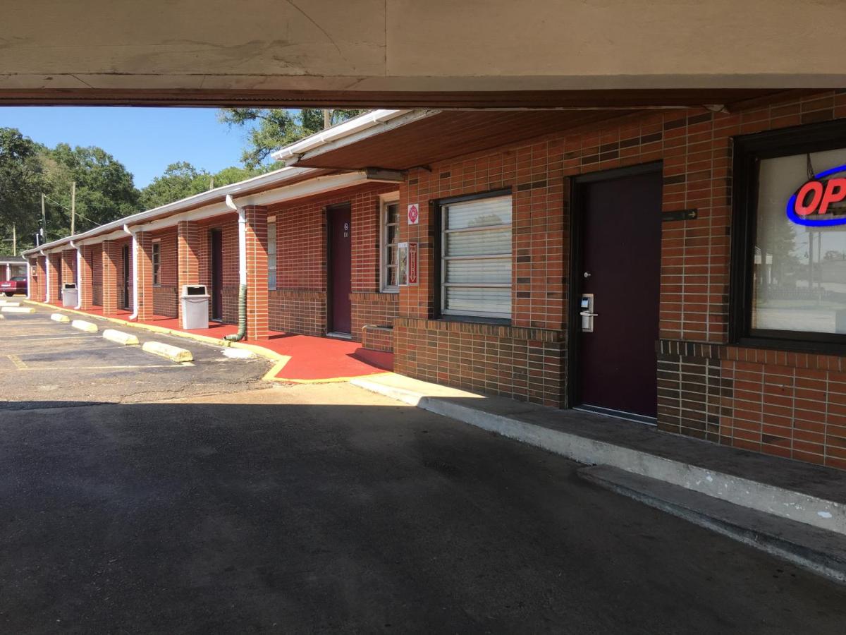 Marianna Vacations - Best Value Inn Motel Sandusky - Property Image 45