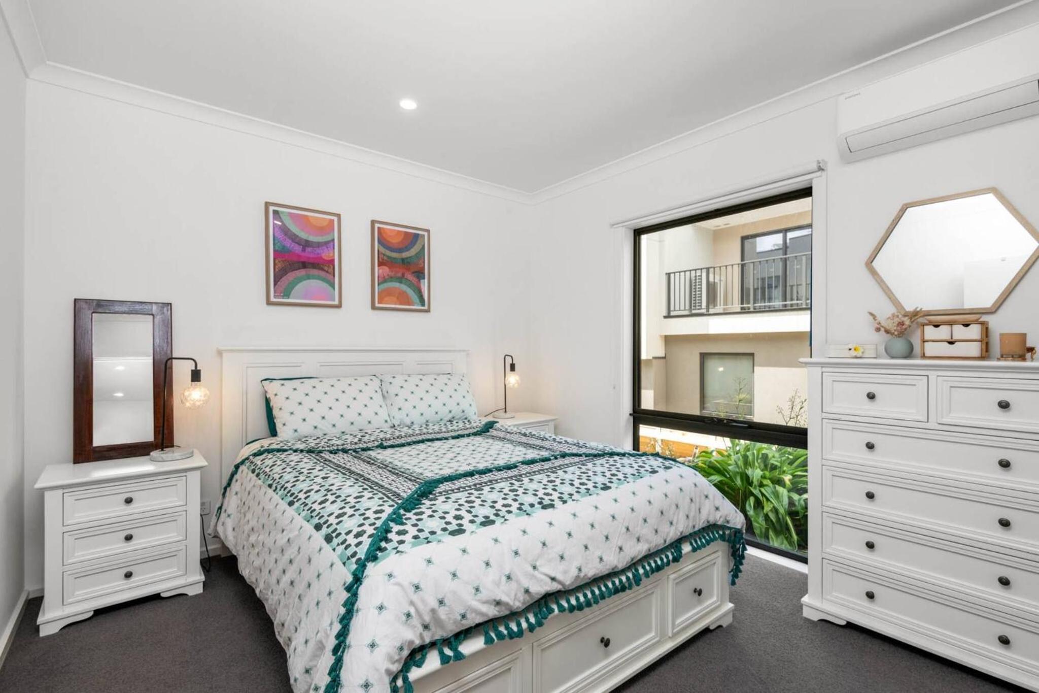 Modern Highton Hideaway Quiet Townhouse Comfort