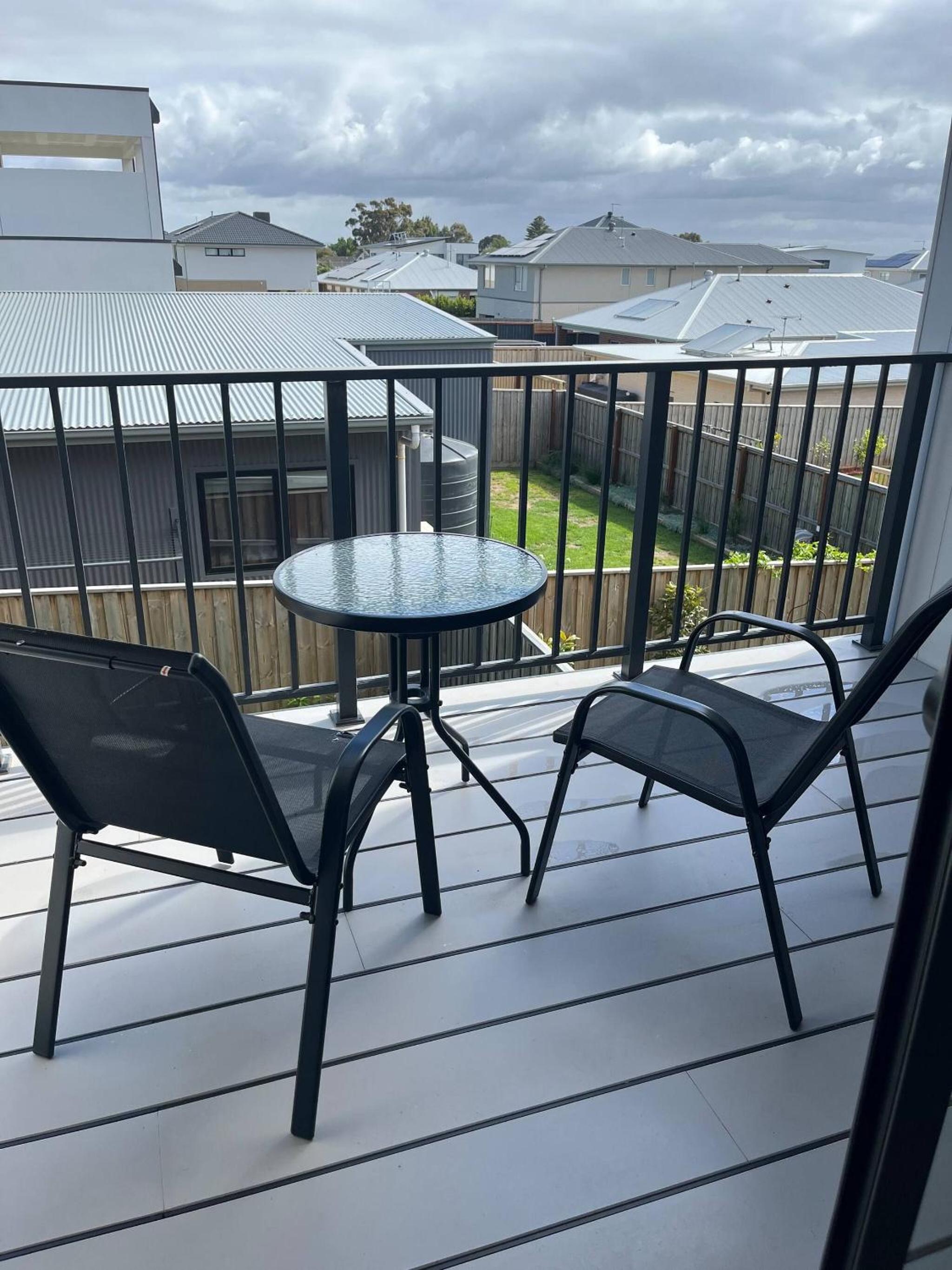 Modern Highton Hideaway Quiet Townhouse Comfort