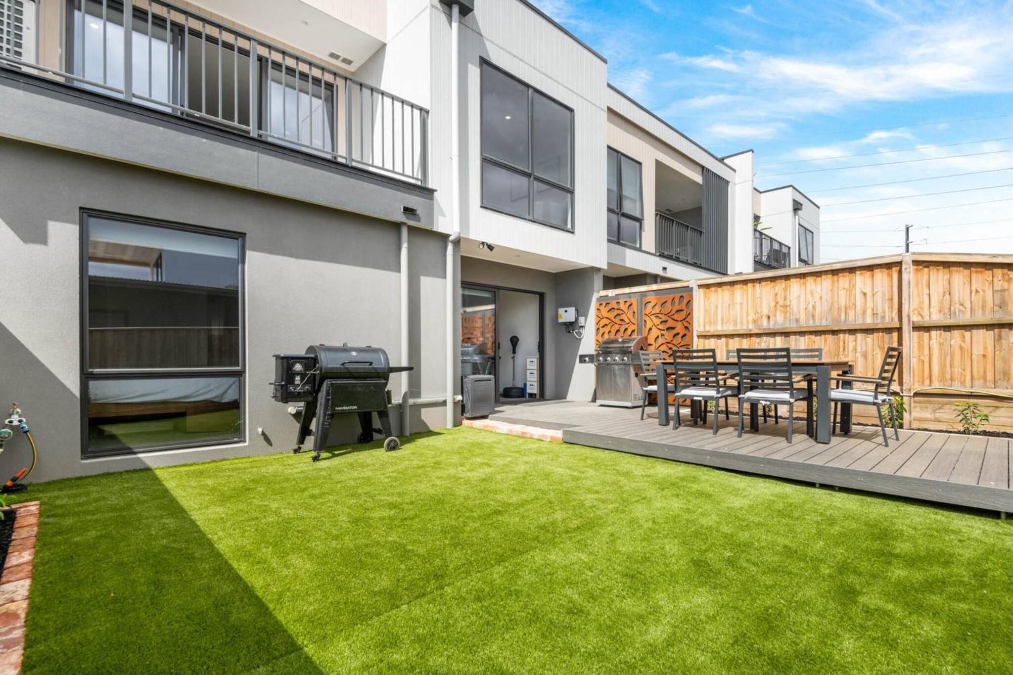 Modern Highton Hideaway Quiet Townhouse Comfort