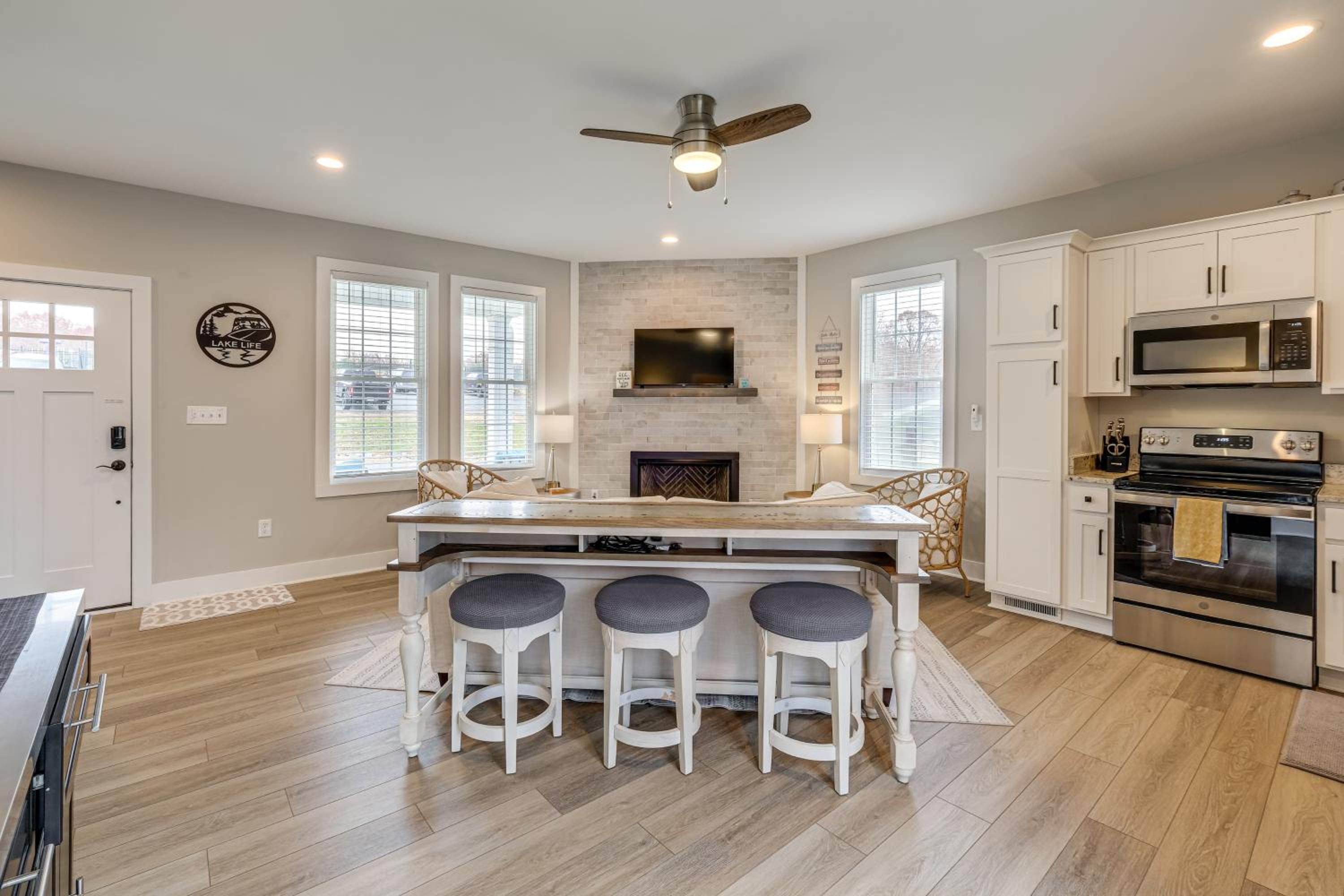 Getaway with Resort Perks at Smith Mountain Lake!