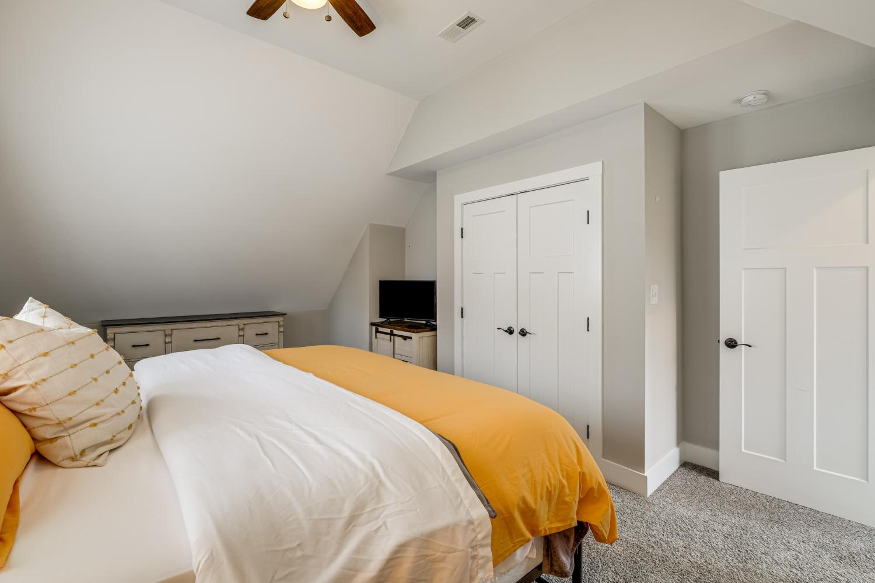 Getaway with Resort Perks at Smith Mountain Lake!