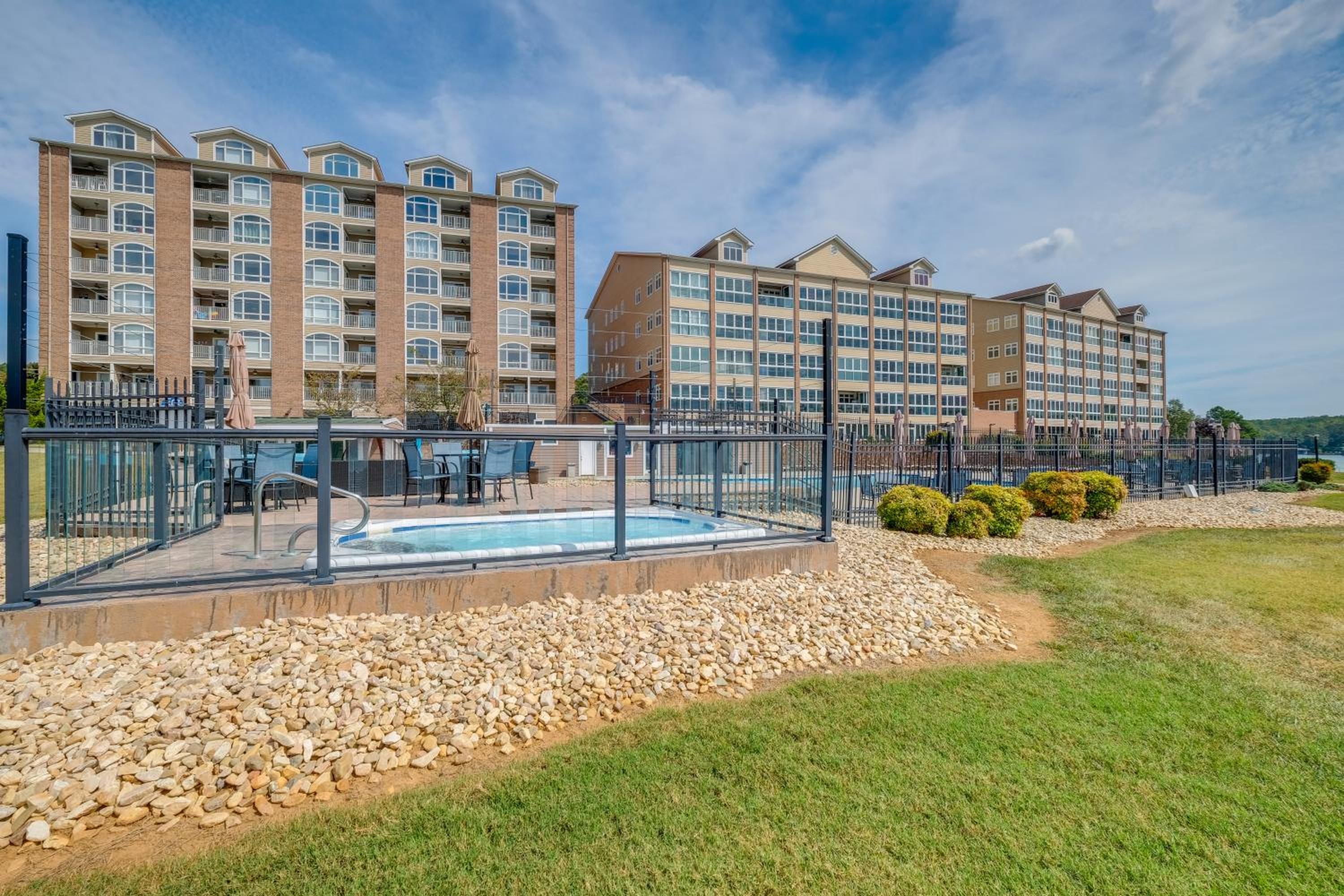 Getaway with Resort Perks at Smith Mountain Lake!