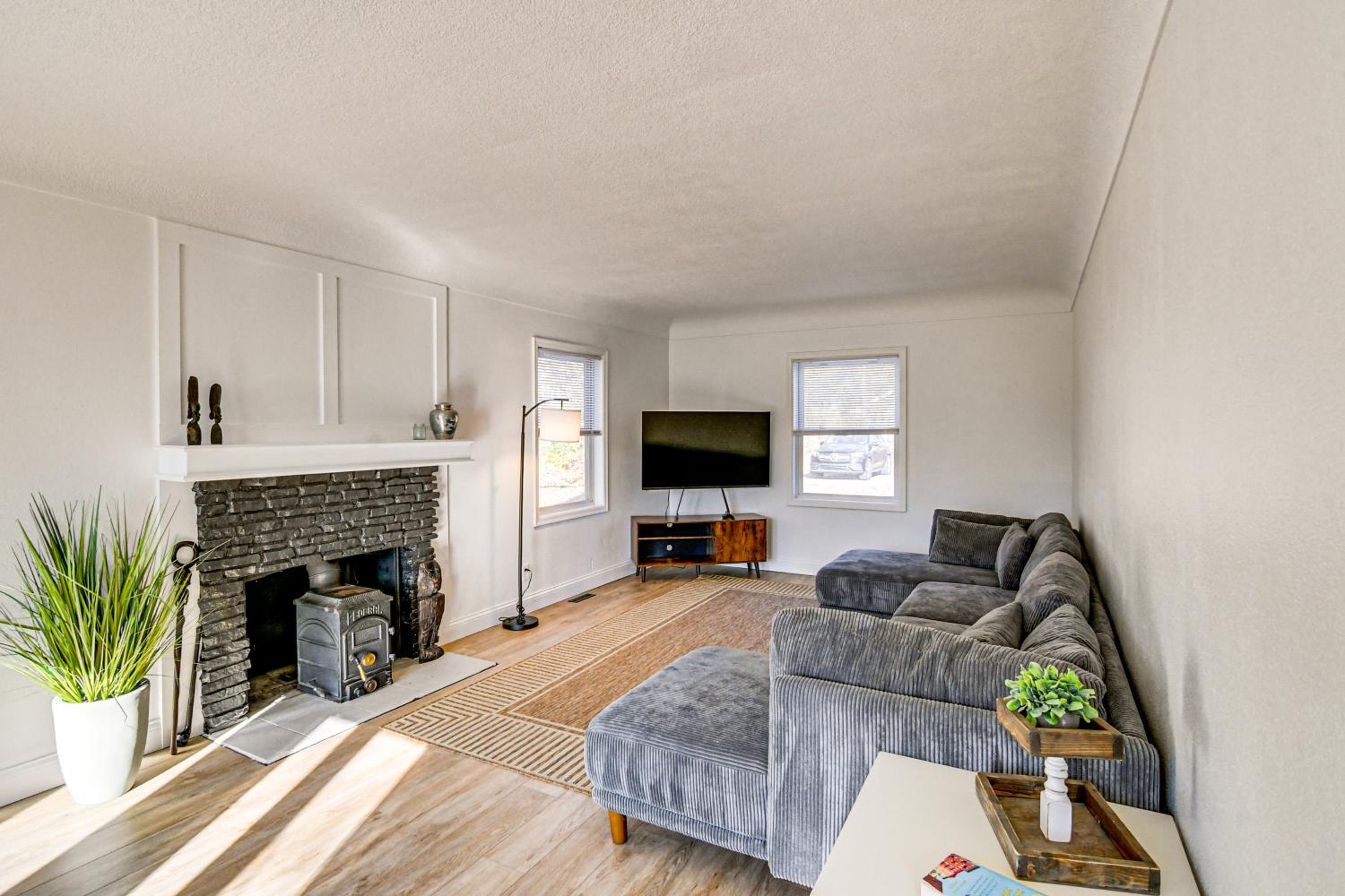 Home with Spacious Yard, 3 Mi to Dtwn Des Moines!