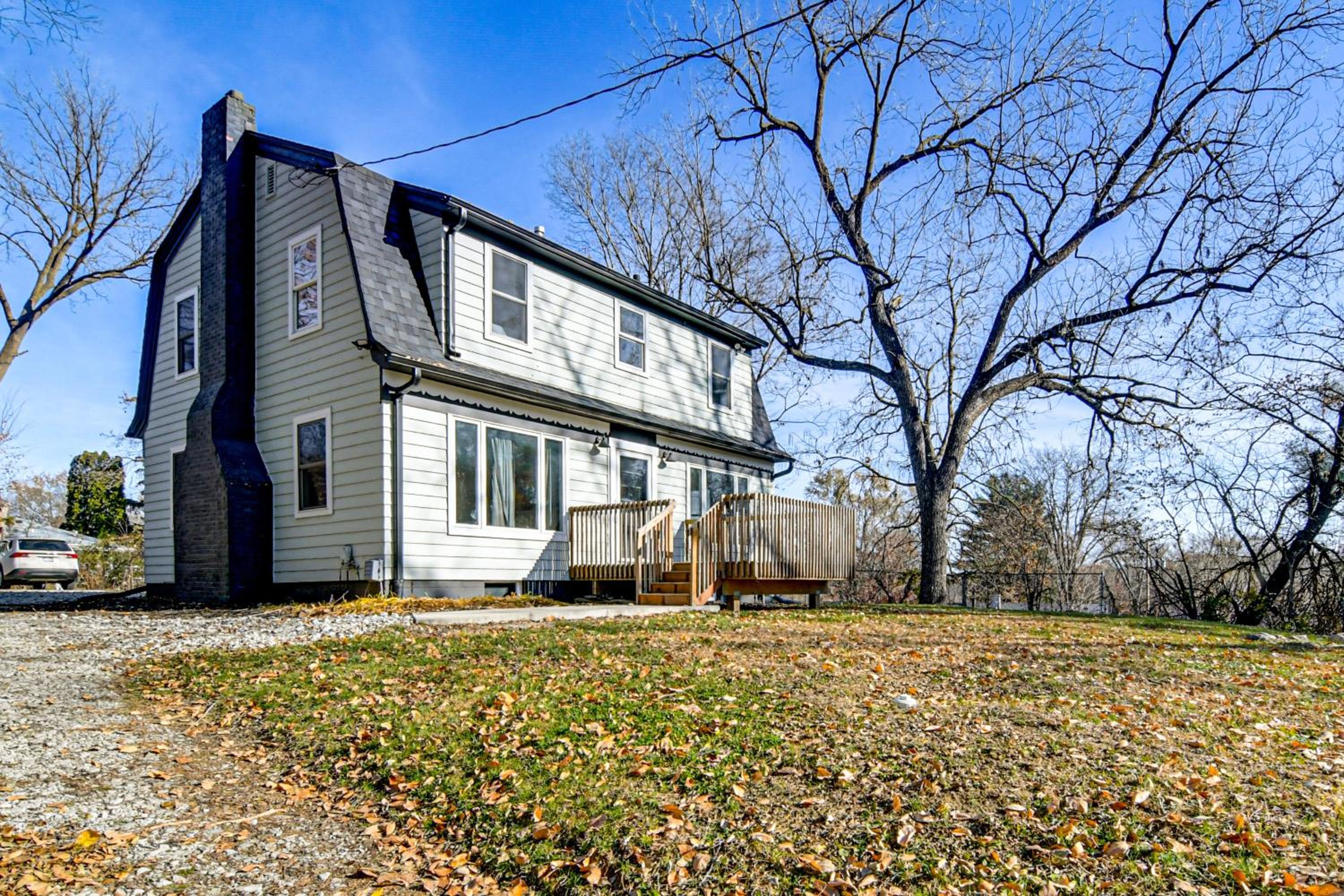 Home with Spacious Yard, 3 Mi to Dtwn Des Moines!
