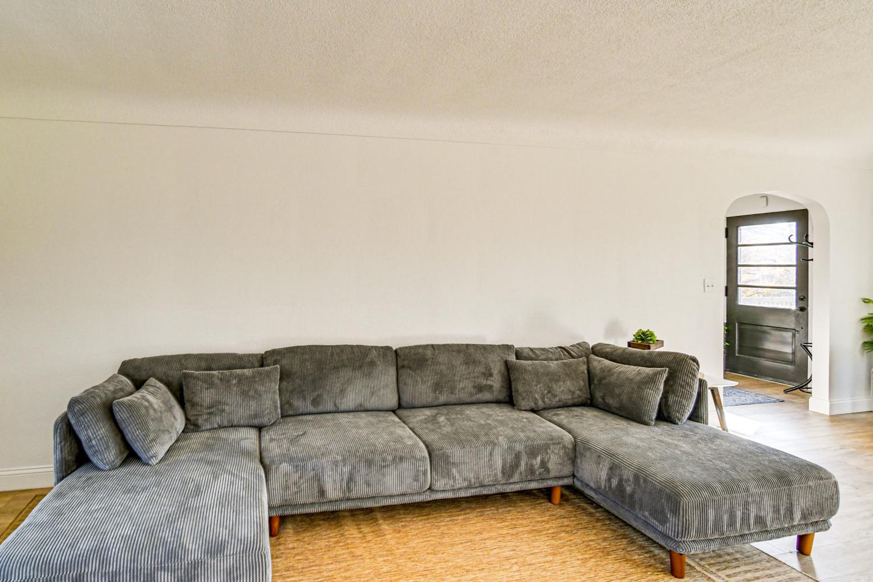 Home with Spacious Yard, 3 Mi to Dtwn Des Moines!
