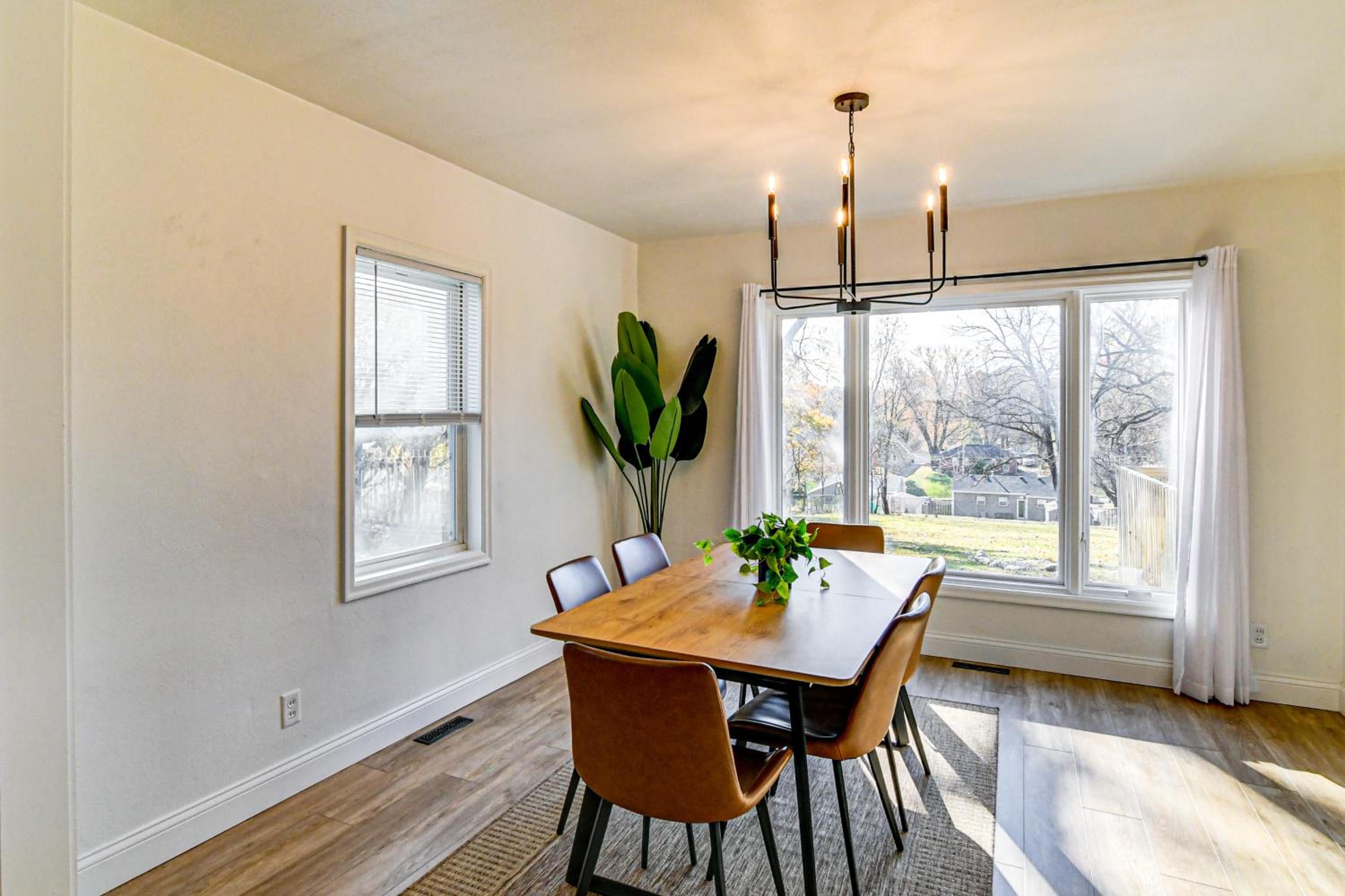 Home with Spacious Yard, 3 Mi to Dtwn Des Moines!