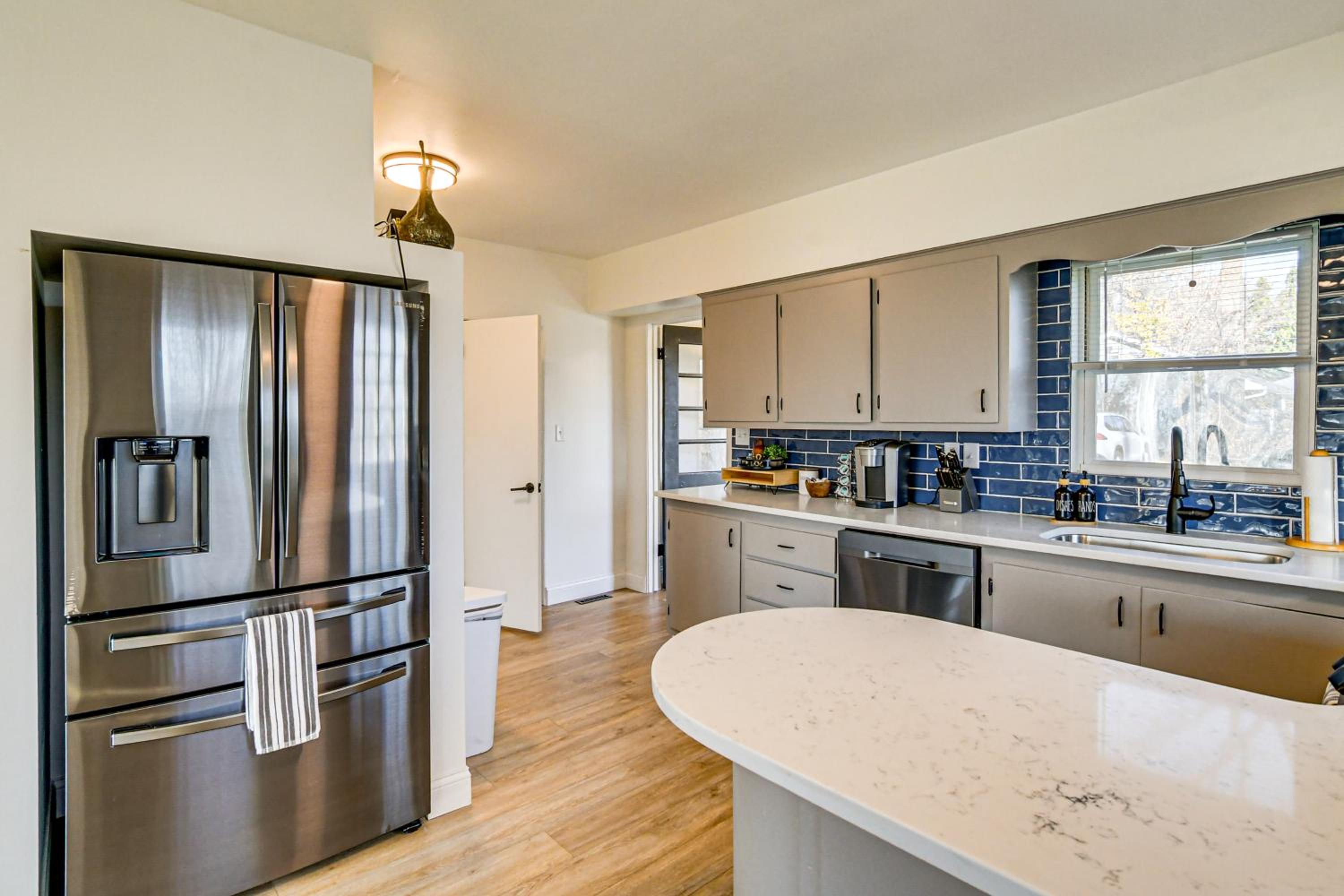 Home with Spacious Yard, 3 Mi to Dtwn Des Moines!
