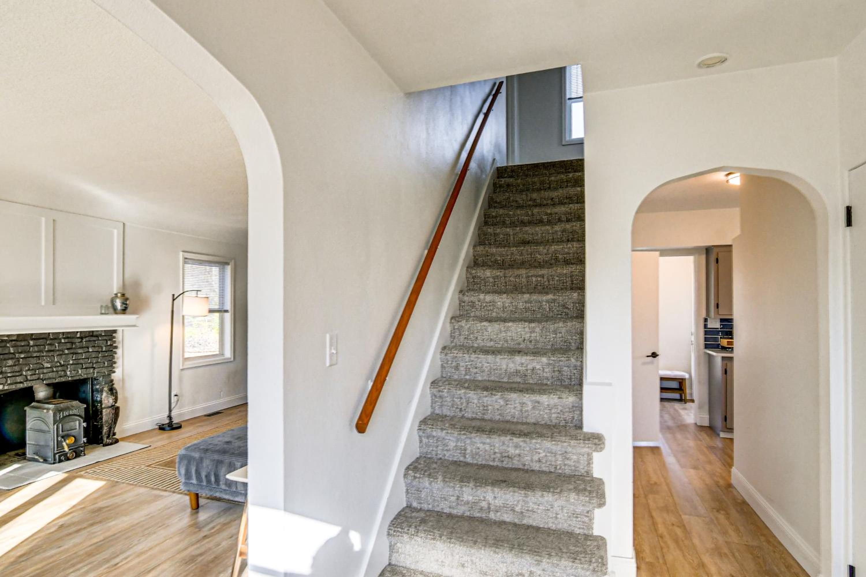 Home with Spacious Yard, 3 Mi to Dtwn Des Moines!