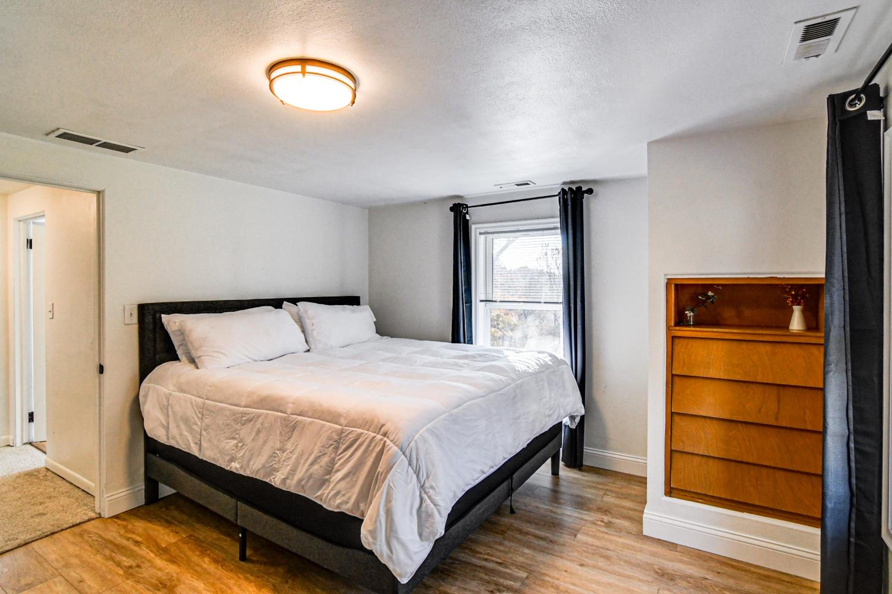 Home with Spacious Yard, 3 Mi to Dtwn Des Moines!