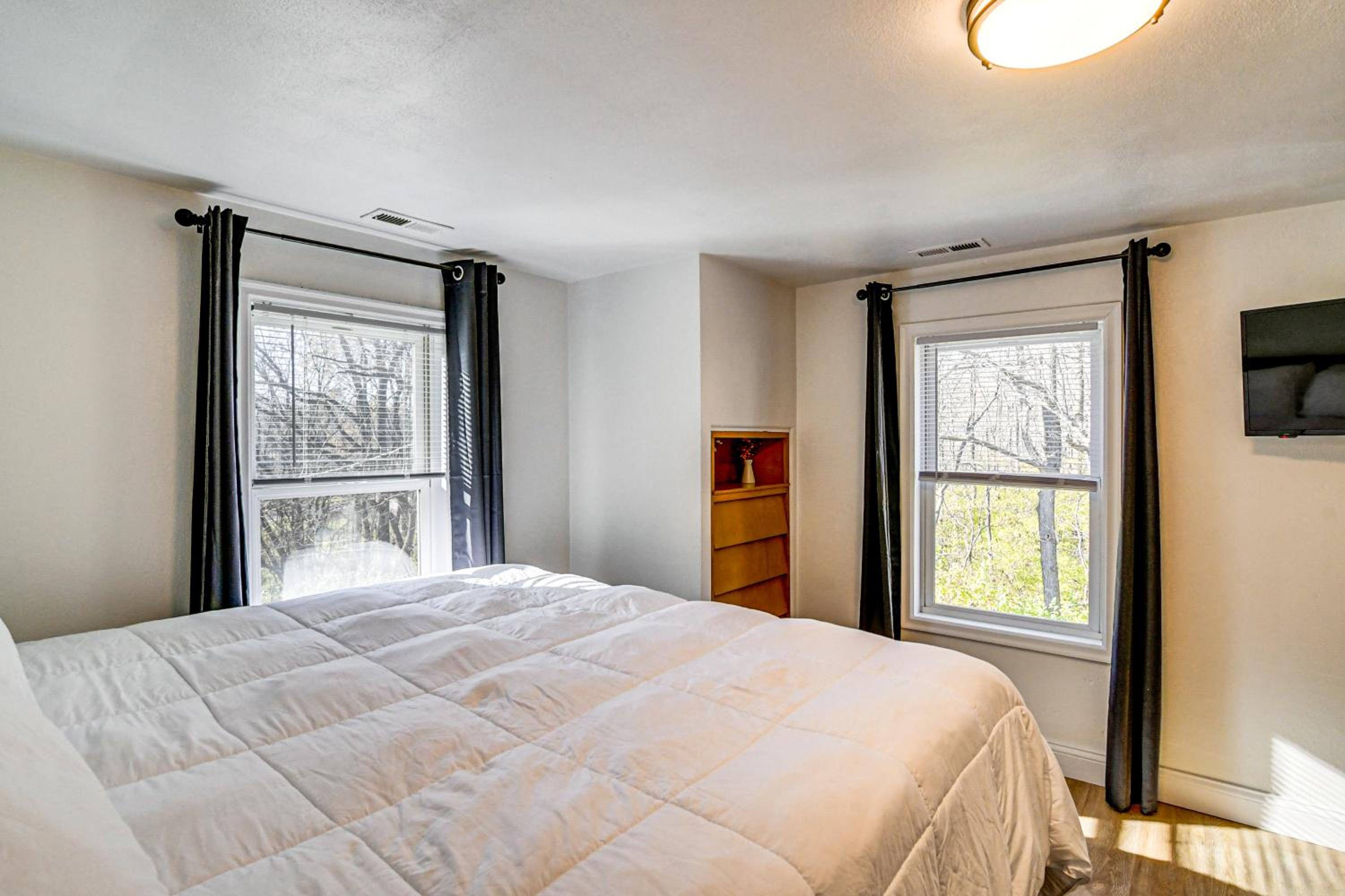 Home with Spacious Yard, 3 Mi to Dtwn Des Moines!
