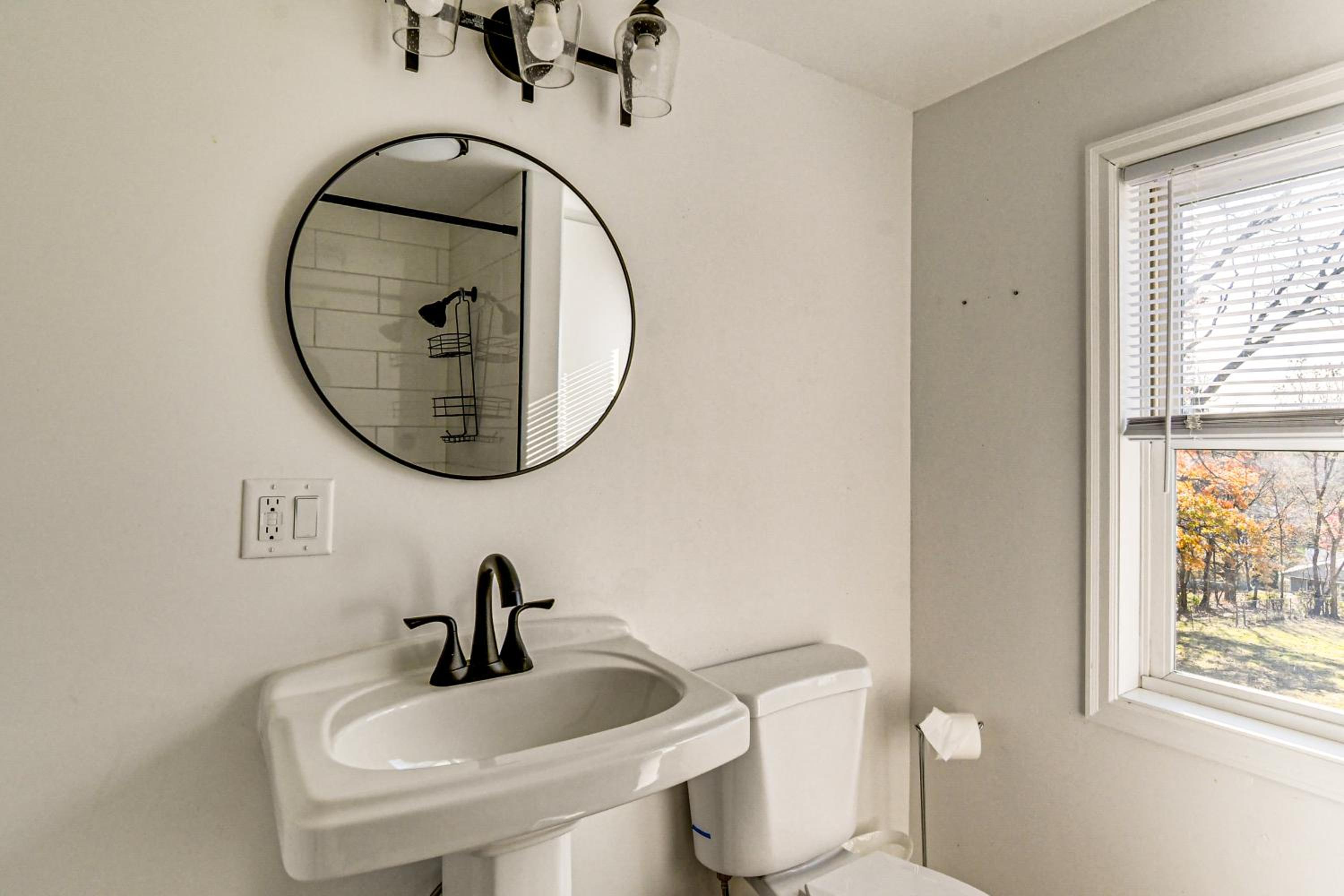 Home with Spacious Yard, 3 Mi to Dtwn Des Moines!
