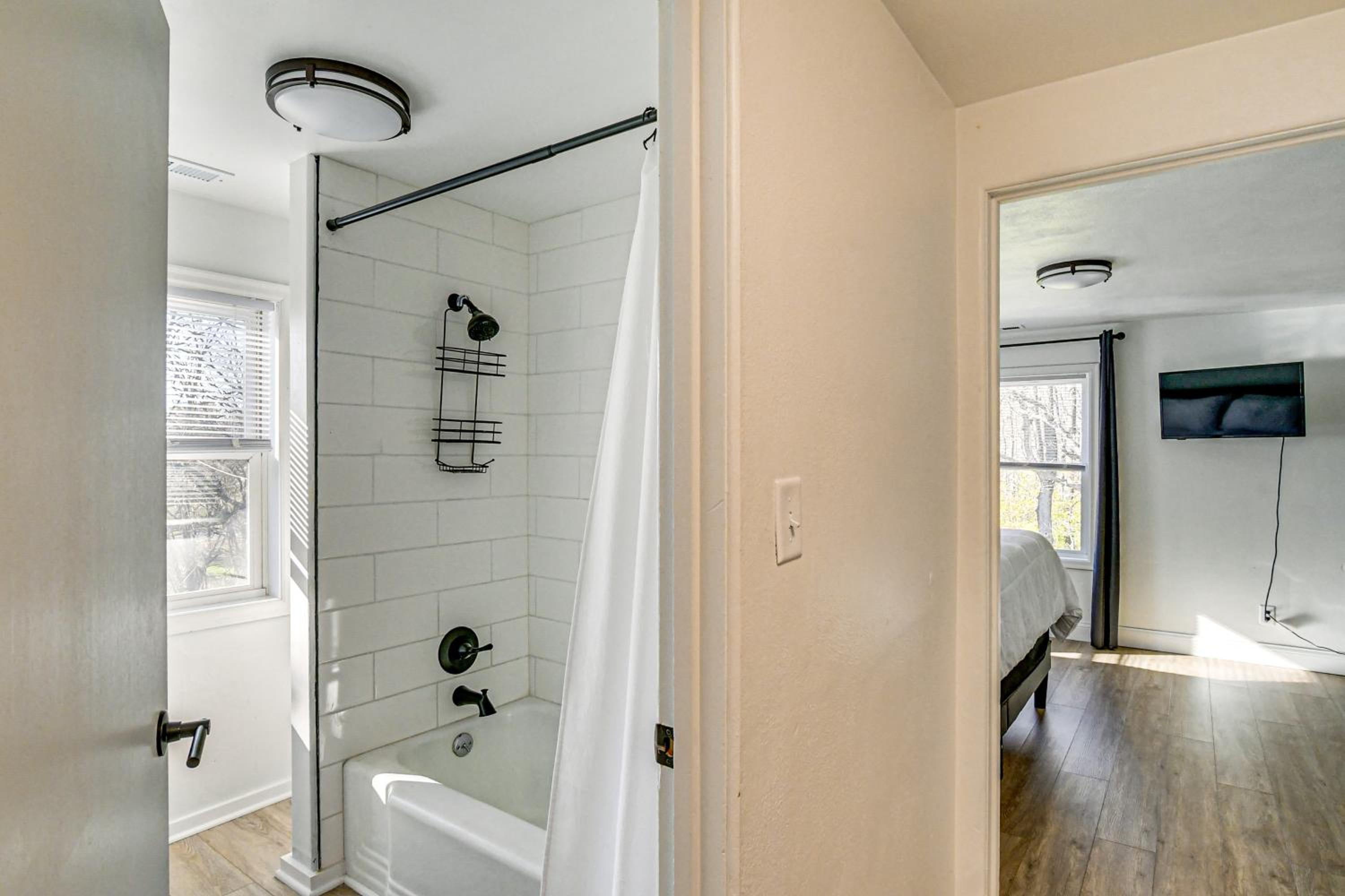 Home with Spacious Yard, 3 Mi to Dtwn Des Moines!